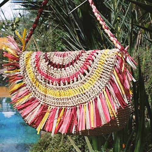 ベンシモンのインスタグラム：「Bensimon x Zazakely Sambatra : la collab' de l'été ☀️ En version vert bleuté ou jaune orangé, ces couleurs iront à toutes vos envies estivales.  Créés en collaboration avec l'association @zazakelysambatra qui fournit un accompagnement éducatif, sanitaire et social à plus de 300 jeunes de Madagascar, les deux sacs de cette collection fabriqués dans les ateliers de Mada Arts sont le fruit d'un savoir-faire unique et artisanal ! > Ils sont aussi l'occasion de faire une bonne action puisqu'une partie du montant des ventes sera reversée pour le programme nutritionnel du Centre Ketsa.  Découvrez l'histoire de la collab' sur Bensimon.com 🇬🇧 Summer collab ☀️ With blue or yellow, the colours will fit with all your summery desire... Created in collaboration with Zazakely Sambatra, a foundation providing educational, social accompaniment and medical care to more than 300 young children from Madagascar, the two bags from this collection are hand crafted in the local Mada Arts workshop. They are the result of a unique traditional know-how.  Discover its story on Bensimon.com  #bensimon #zazakely #zazakelysambatra #collab」