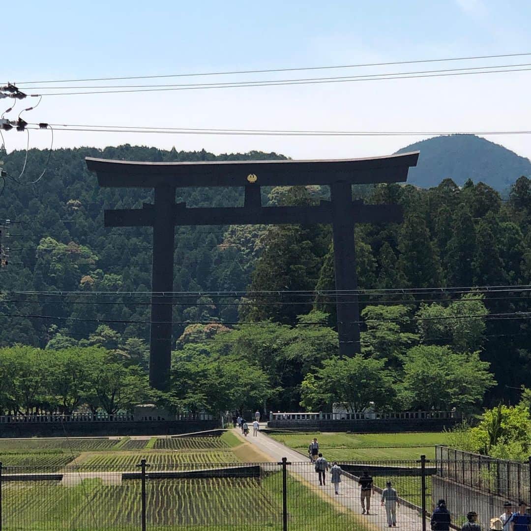 池田有希子のインスタグラム：「《熊野旅続き》初めて本宮大社を訪れました。速玉のある新宮からバスでちょうど1時間。ここは流石にカッコいいですね！絶対また訪れたい。熊野古道歩きたい。遍路したい。今回は駆け足旅行だったので那智にも神倉にも阿須賀にも行けなかったし、あぁ、こうやって人々は熊野にハマってゆくんだなぁ〜。 #kumano #熊野 #hongutaisha #本宮大社」