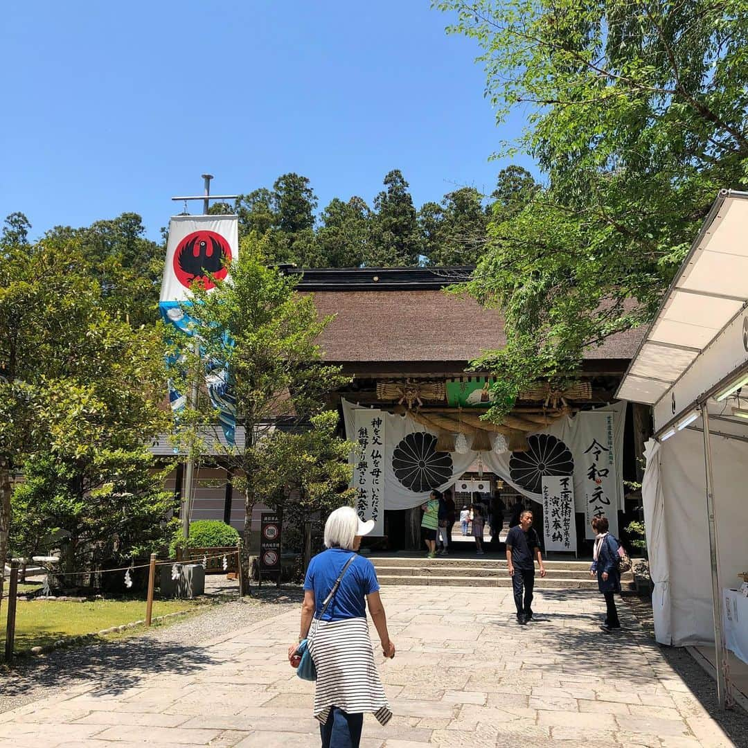 池田有希子さんのインスタグラム写真 - (池田有希子Instagram)「《熊野旅続き》初めて本宮大社を訪れました。速玉のある新宮からバスでちょうど1時間。ここは流石にカッコいいですね！絶対また訪れたい。熊野古道歩きたい。遍路したい。今回は駆け足旅行だったので那智にも神倉にも阿須賀にも行けなかったし、あぁ、こうやって人々は熊野にハマってゆくんだなぁ〜。 #kumano #熊野 #hongutaisha #本宮大社」5月16日 22時15分 - yukikoikeda