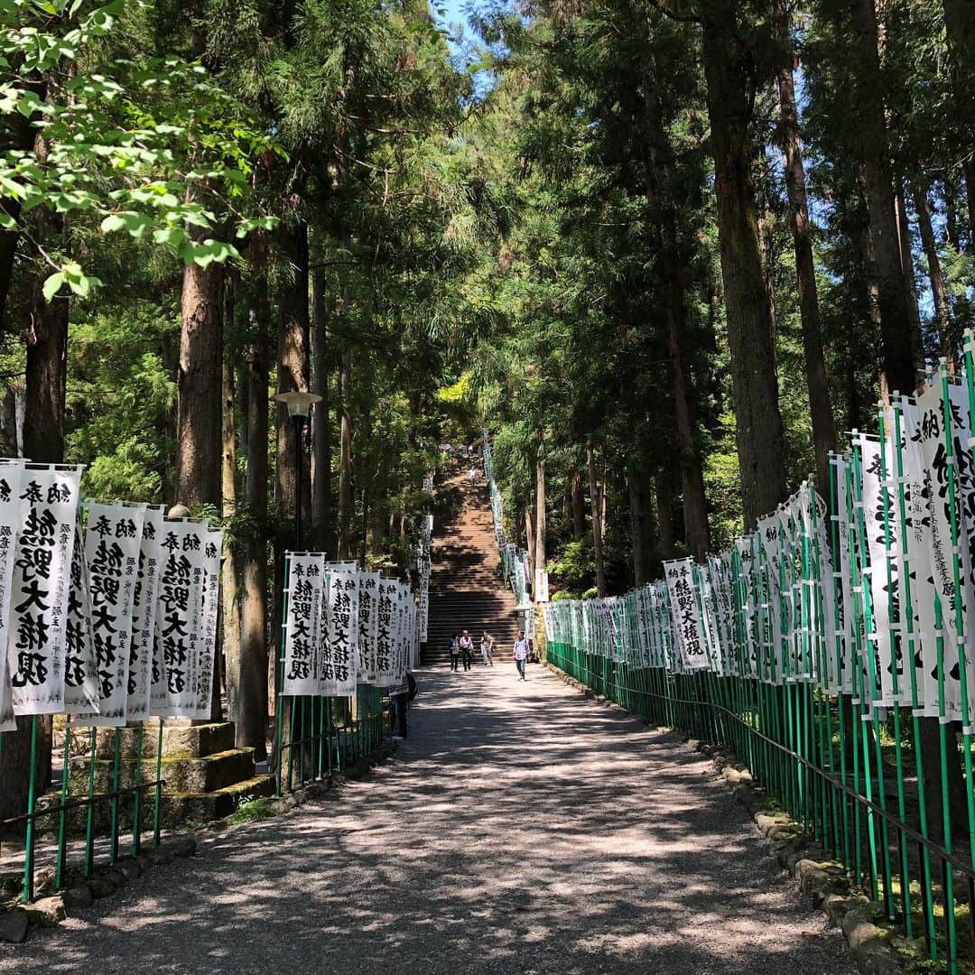 池田有希子さんのインスタグラム写真 - (池田有希子Instagram)「《熊野旅続き》初めて本宮大社を訪れました。速玉のある新宮からバスでちょうど1時間。ここは流石にカッコいいですね！絶対また訪れたい。熊野古道歩きたい。遍路したい。今回は駆け足旅行だったので那智にも神倉にも阿須賀にも行けなかったし、あぁ、こうやって人々は熊野にハマってゆくんだなぁ〜。 #kumano #熊野 #hongutaisha #本宮大社」5月16日 22時15分 - yukikoikeda