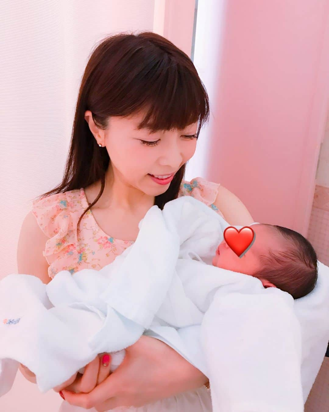 DJ MIYAさんのインスタグラム写真 - (DJ MIYAInstagram)「ご報告❤️❤️❤️5月14日 妹が、第二子の女の子を無事に出産しましたぁぁー❤️（MIYAではないのですが笑 家族の一番のニュース💓） .  令和元年生まれー！！！ .  昨日は、生まれて24時間も経っていない 姪っ子ちゃんを抱っこさせてもらいご対面しましたぁー💗 今日も会いに行って来たよ（╹◡╹）♡❤️ . .  初めましてーっっ❤️ねえねだよーぉぉぉ❤️ . .  妹も、赤ちゃんも元気いっぱいでとっても嬉しいでーす😃（╹◡╹）♡ . .  新しくファミリーが増えてめっちゃめっちゃ嬉しい！おばあちゃんも会いたかっただろうなんっ。 . まだインスタでご報告できていなかったけど、 一緒に暮らしていたおばあちゃんが、4月5日に亡くなりました。 . .  きっと、きっと。生まれ変わりだと思います🎀 .  #新生児  #今日のコーデ  #赤ちゃん  #今日のコーディネート  #生まれました #インフルエンサー #姪っ子ちゃん #大好き家族  #令和元年 #ご報告 #5月生まれの女の子  #令和 #ファッションブロガー #インスタ  #令和生まれ #今日のファッション #春コーデ #赤ちゃん誕生 #旅インスタグラマー  #赤ちゃんあったかい #出産祝い #抱っこ好き  #可愛すぎる #かわいい女の子  #姪っ子 #生まれてきてくれてありがとう  #インスタグラマー  #ブロガー #嬉しい #令和ベイビー」5月16日 22時17分 - dj_miya