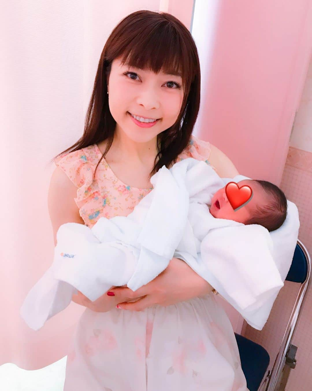 DJ MIYAさんのインスタグラム写真 - (DJ MIYAInstagram)「ご報告❤️❤️❤️5月14日 妹が、第二子の女の子を無事に出産しましたぁぁー❤️（MIYAではないのですが笑 家族の一番のニュース💓） .  令和元年生まれー！！！ .  昨日は、生まれて24時間も経っていない 姪っ子ちゃんを抱っこさせてもらいご対面しましたぁー💗 今日も会いに行って来たよ（╹◡╹）♡❤️ . .  初めましてーっっ❤️ねえねだよーぉぉぉ❤️ . .  妹も、赤ちゃんも元気いっぱいでとっても嬉しいでーす😃（╹◡╹）♡ . .  新しくファミリーが増えてめっちゃめっちゃ嬉しい！おばあちゃんも会いたかっただろうなんっ。 . まだインスタでご報告できていなかったけど、 一緒に暮らしていたおばあちゃんが、4月5日に亡くなりました。 . .  きっと、きっと。生まれ変わりだと思います🎀 .  #新生児  #今日のコーデ  #赤ちゃん  #今日のコーディネート  #生まれました #インフルエンサー #姪っ子ちゃん #大好き家族  #令和元年 #ご報告 #5月生まれの女の子  #令和 #ファッションブロガー #インスタ  #令和生まれ #今日のファッション #春コーデ #赤ちゃん誕生 #旅インスタグラマー  #赤ちゃんあったかい #出産祝い #抱っこ好き  #可愛すぎる #かわいい女の子  #姪っ子 #生まれてきてくれてありがとう  #インスタグラマー  #ブロガー #嬉しい #令和ベイビー」5月16日 22時17分 - dj_miya