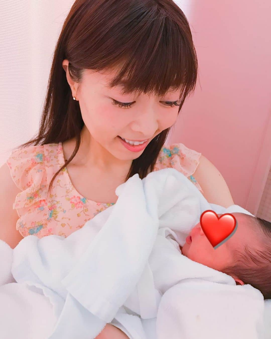 DJ MIYAさんのインスタグラム写真 - (DJ MIYAInstagram)「ご報告❤️❤️❤️5月14日 妹が、第二子の女の子を無事に出産しましたぁぁー❤️（MIYAではないのですが笑 家族の一番のニュース💓） .  令和元年生まれー！！！ .  昨日は、生まれて24時間も経っていない 姪っ子ちゃんを抱っこさせてもらいご対面しましたぁー💗 今日も会いに行って来たよ（╹◡╹）♡❤️ . .  初めましてーっっ❤️ねえねだよーぉぉぉ❤️ . .  妹も、赤ちゃんも元気いっぱいでとっても嬉しいでーす😃（╹◡╹）♡ . .  新しくファミリーが増えてめっちゃめっちゃ嬉しい！おばあちゃんも会いたかっただろうなんっ。 . まだインスタでご報告できていなかったけど、 一緒に暮らしていたおばあちゃんが、4月5日に亡くなりました。 . .  きっと、きっと。生まれ変わりだと思います🎀 .  #新生児  #今日のコーデ  #赤ちゃん  #今日のコーディネート  #生まれました #インフルエンサー #姪っ子ちゃん #大好き家族  #令和元年 #ご報告 #5月生まれの女の子  #令和 #ファッションブロガー #インスタ  #令和生まれ #今日のファッション #春コーデ #赤ちゃん誕生 #旅インスタグラマー  #赤ちゃんあったかい #出産祝い #抱っこ好き  #可愛すぎる #かわいい女の子  #姪っ子 #生まれてきてくれてありがとう  #インスタグラマー  #ブロガー #嬉しい #令和ベイビー」5月16日 22時17分 - dj_miya