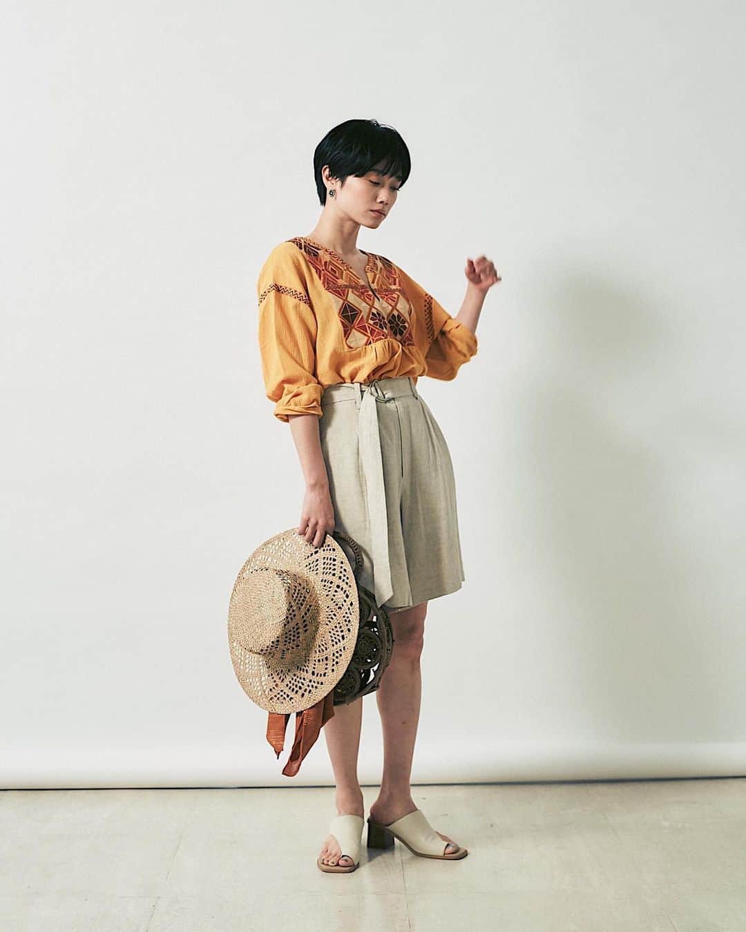 のインスタグラム：「. RUNWAY channel【pick up topics】 ー #ColorVariation ー いつものコーデにカラーを取り入れて 一味違ったスタイリングを . model @mai_miyagi . #カラーエンブロイダリーブラウス ¥9,720(tax in) #ベルトコンビショートパンツ ¥8,640(tax in) . 🛒アイテム詳細は画像をタップ👆 @ungrid_official . TOPICSは、 @ungrid_official  #TOPページURLよりチェック✔︎ . #ungrid #ungrid_official #RUNWAYchannel」