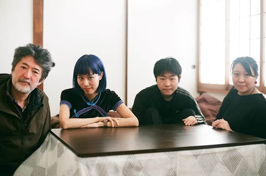草野絵美のインスタグラム：「Aida family with me👪🙋‍♀️ neutの連載企画で #会田家 にお邪魔しました。優秀なエンジニアでありアート作品も手がける高校生の寅次郎くんがどのように育てられたか、会田誠さん、岡田裕子さんに伺いました。 . 「息子にはね、いわゆるメディア・アーティストになんかねなってほしくなんかないんですよ、僕はテクノロジーなんてわかりません、でもこいつが興味あるならそれでいいですよ。」 . と言ってる誠さんが印象的だったな〜。 . check on @neutmagazine 🦎 photo by @kotetsunakazato . . #会田家 #会田誠 #岡田裕子 #会田寅次郎 #contemporaryart #japaneseartist」