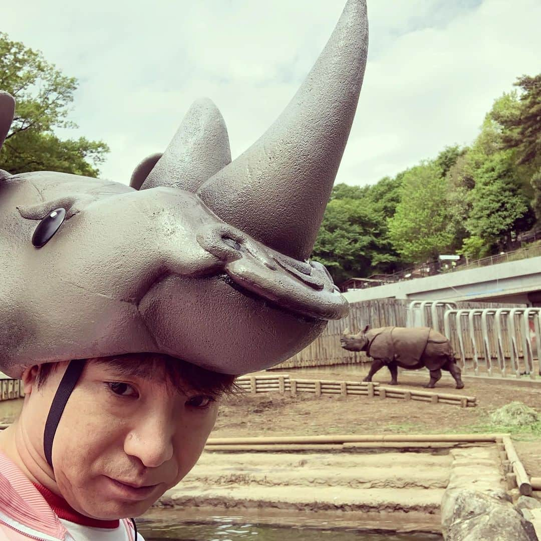 濱口優さんのインスタグラム写真 - (濱口優Instagram)「#Eテレ #なりきり #むーにゃん #生き物学園 #サイとの２ショット 🦏 #必死になりすぎて」5月16日 22時18分 - hamaguchi_masaru