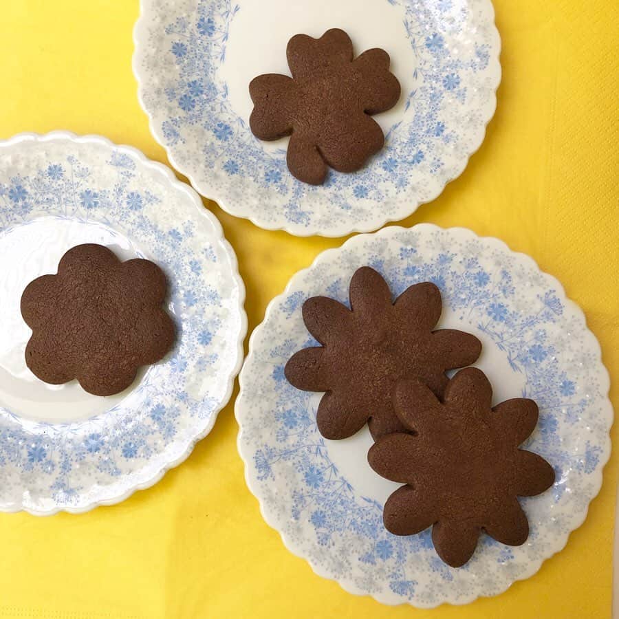 SHOKOさんのインスタグラム写真 - (SHOKOInstagram)「毎シーズン @SforShoko 展示会にお越し頂いた方にお渡しする @gateau_de_yuko の焼き菓子。来週の展示会の為には、私も大好きなココアクッキーを頼みました！お花やクローバーのかたちが可愛い🍀🌼サクサクの食感も、甘すぎないビターな味も最高✨」5月16日 22時19分 - shoko_london