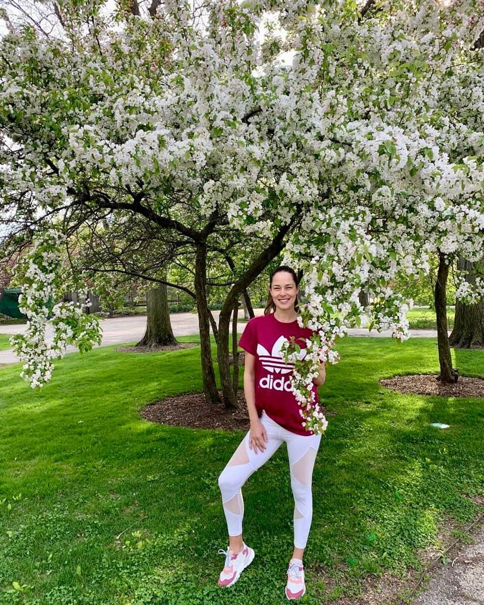 アナ・イバノビッチさんのインスタグラム写真 - (アナ・イバノビッチInstagram)「Spring is visiting us in Chicago 😊☀🌺」5月16日 22時29分 - anaivanovic