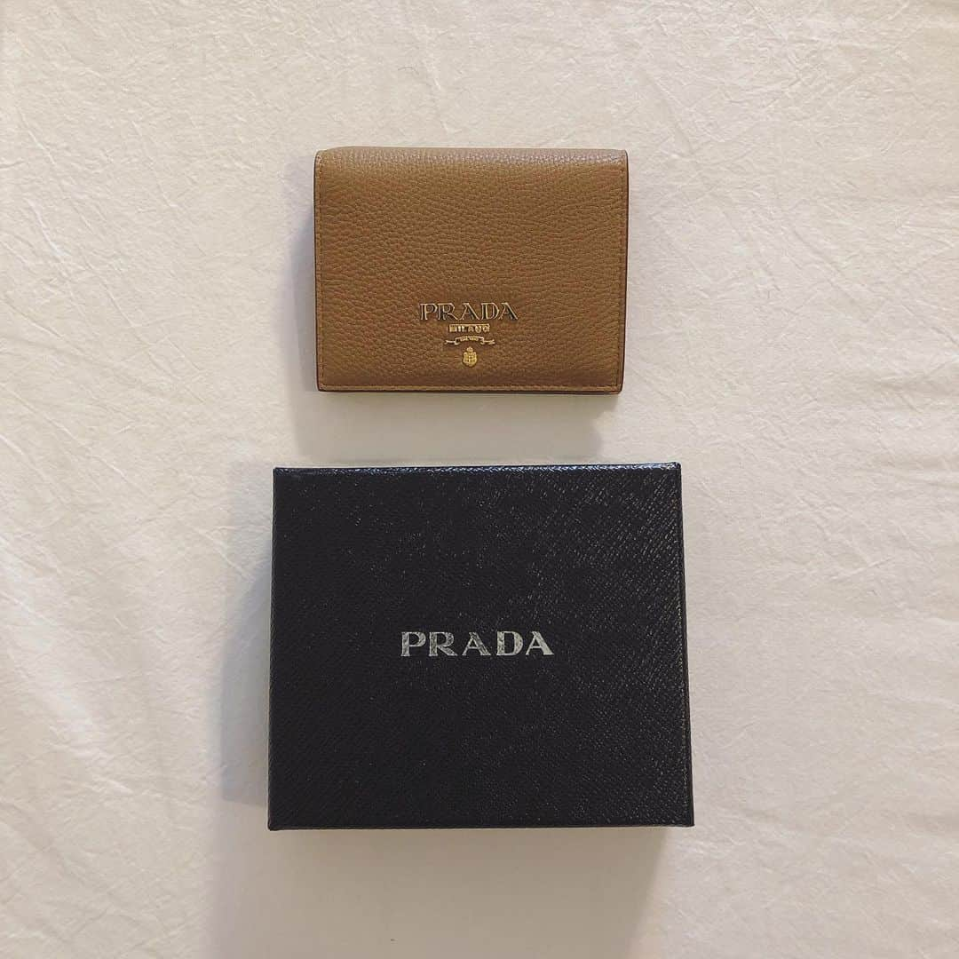 Yoshie Hamaさんのインスタグラム写真 - (Yoshie HamaInstagram)「爆買いその② サブ財布。 #guam #prada  #二つ折り財布 #日本より2割引と言われたら #買っちゃうよね * * 代官山Am besten 濱 芳江 LINE@▷▷▷@wao8063s * #コーデ#代官山#ハイライト#ボブアレンジ#古着#中目黒#キックボード女子#ct70#台湾#撮影#ブラウンコーデ#チビコーデ#リムアーク」5月16日 22時23分 - yoshihama0423