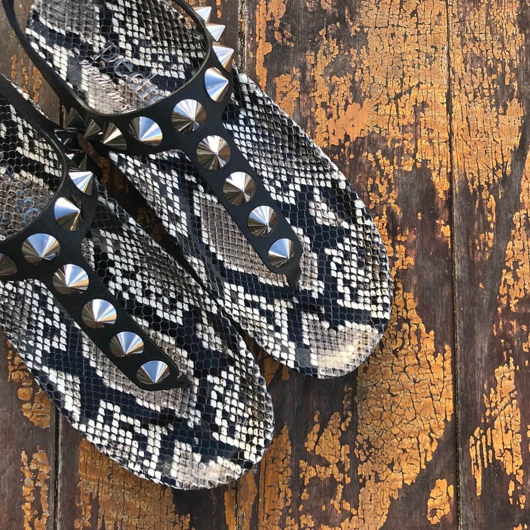 ペドロガルシアさんのインスタグラム写真 - (ペドロガルシアInstagram)「Embrace the transformative mystique of python prints. Style: Athena/ 'spiky' fussbett thong in black vacchetta. #pedrogarciashoes #madeinspain」5月16日 22時30分 - pedrogarciashoes