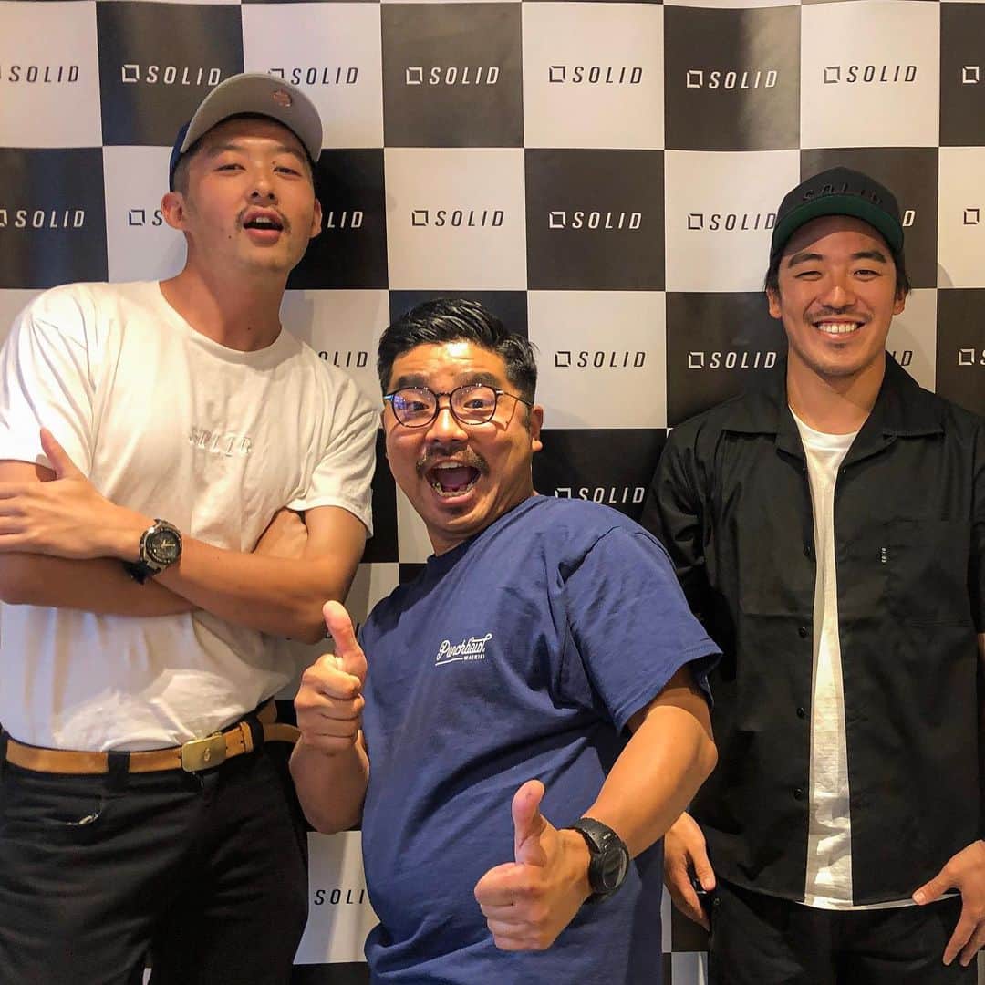 柴田翔平のインスタグラム：「友達のReooooがやってる @solid_japan の展示会に仁香とチェックワンツーしてきたよ✌️👴🏽 この夏確実にイケてるItem揃ってます！  @mippei_ くんとも会えて📸  誰でも入場可能で明日までやってるよー！良かったら行ってみてね✌️👴🏽 #solid #exhibition」
