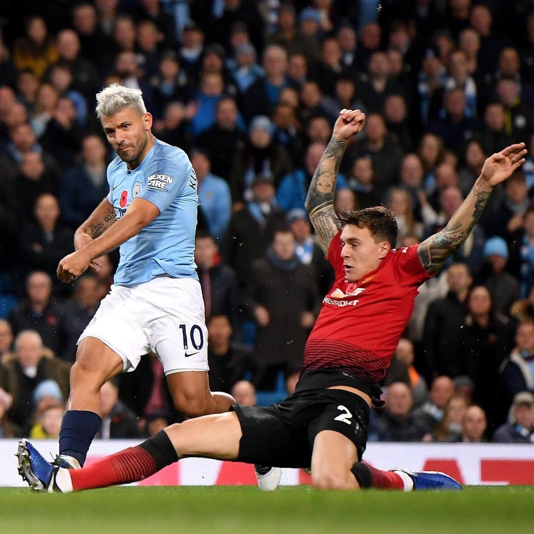 プレミアリーグさんのインスタグラム写真 - (プレミアリーグInstagram)「8️⃣ of the best moments from @mancity’s unforgettable #PL season! What was your favourite? 🤔 . #PremierLeague #throwbackthursday #tbt #mcfc」5月16日 22時35分 - premierleague