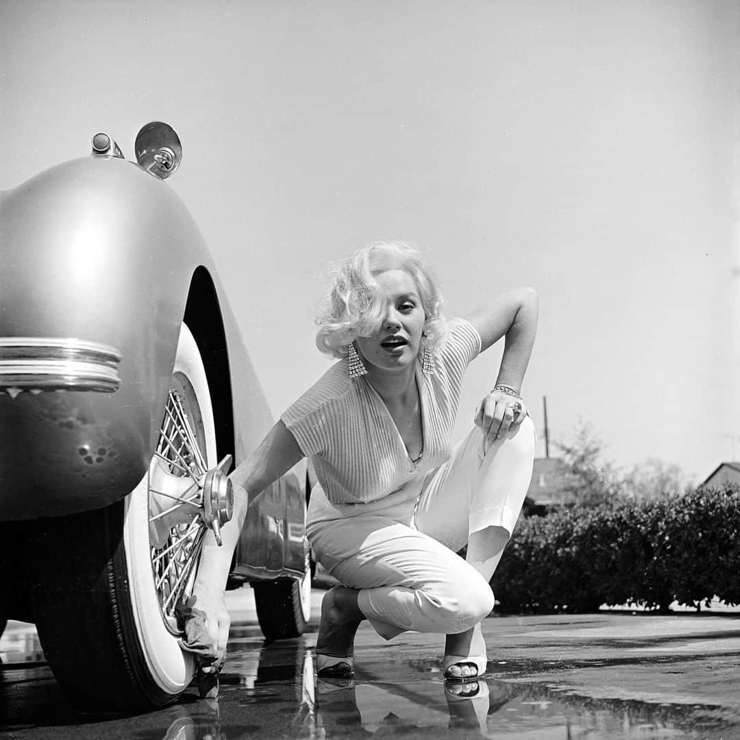 lifeさんのインスタグラム写真 - (lifeInstagram)「LIFE legend Mamie Van Doren washing the whitewall tires on her Jaguar in Los Angeles, CA, 1954. (Loomis Dean—The LIFE Picture Collection/Getty Images) #LIFElegends #vintagecars #TBT」5月16日 22時37分 - life