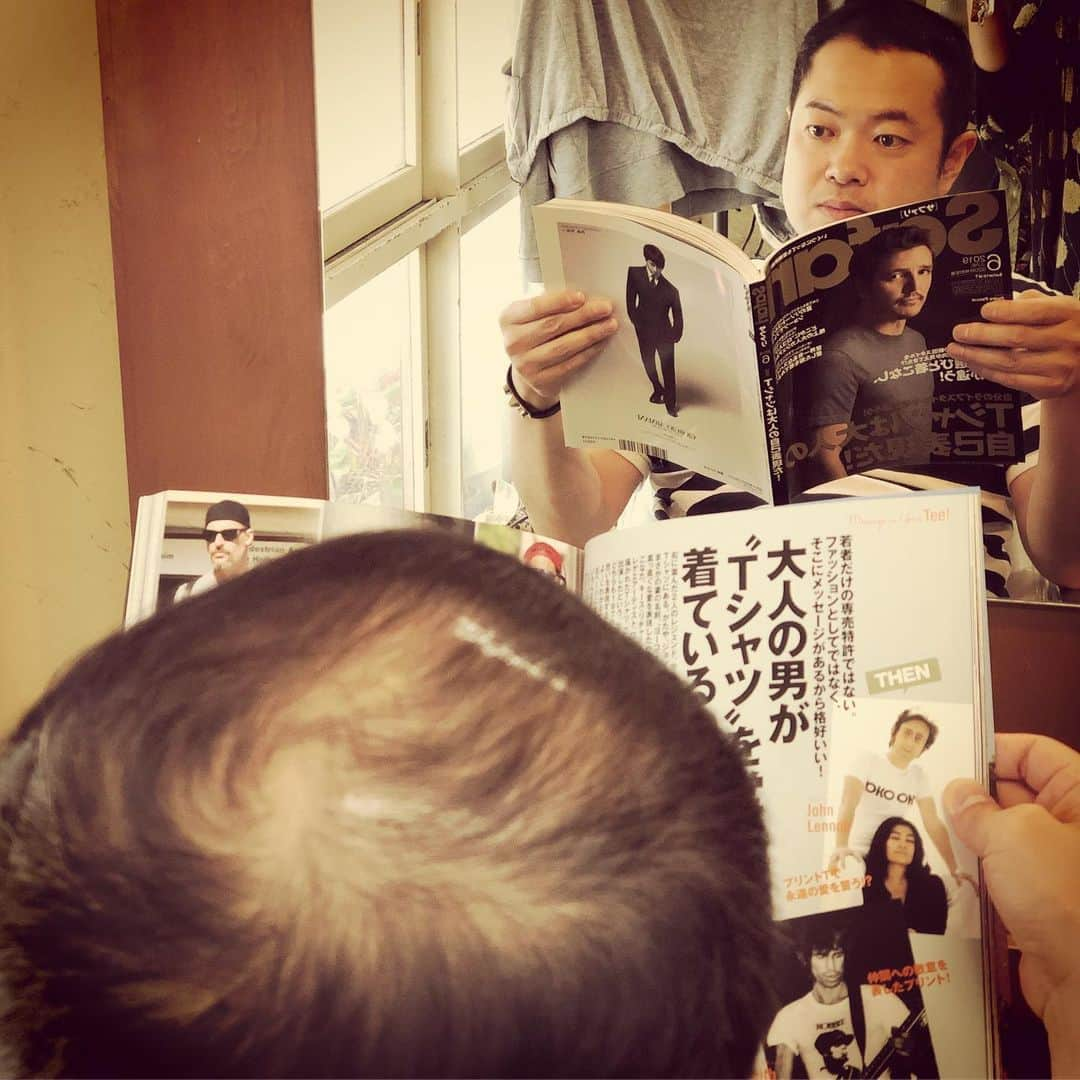 杉本知香さんのインスタグラム写真 - (杉本知香Instagram)「みんなスッキリー✂️⭐︎ 功太、セルフでブリーチしての5ヶ月ぶりの散髪😑 TVの収録があるので小綺麗にしました✂️ ハローの頭頂部✨蛍光灯が写ってる✨ 毎回悪意しかない撮り方でごめん🤪  #中目黒美容室 #カラテカ入江#カラテカ#入江慎也 #川出康介 #中山功太 #てつみち #ハロー植田」5月16日 22時37分 - sugimotoc