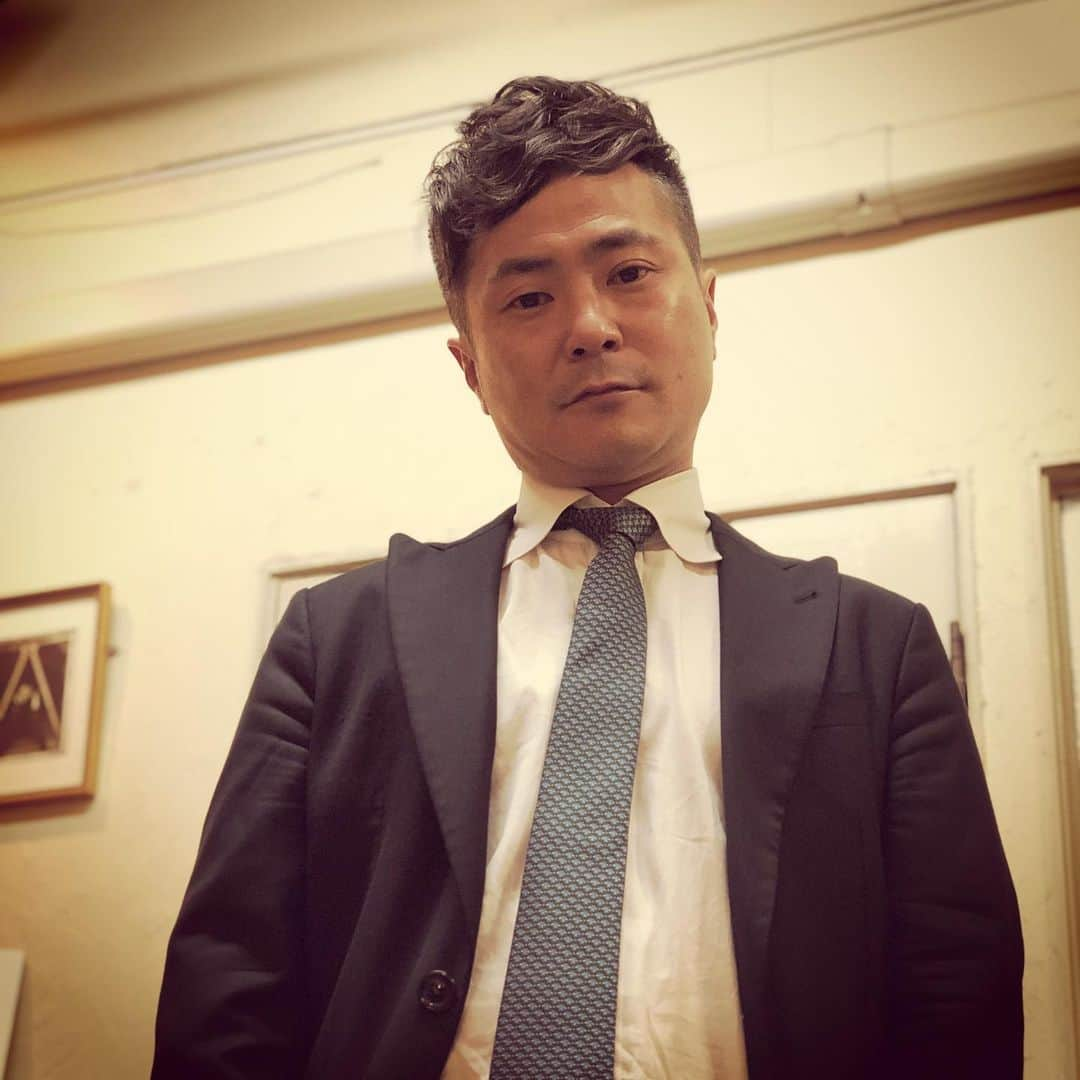 杉本知香さんのインスタグラム写真 - (杉本知香Instagram)「みんなスッキリー✂️⭐︎ 功太、セルフでブリーチしての5ヶ月ぶりの散髪😑 TVの収録があるので小綺麗にしました✂️ ハローの頭頂部✨蛍光灯が写ってる✨ 毎回悪意しかない撮り方でごめん🤪  #中目黒美容室 #カラテカ入江#カラテカ#入江慎也 #川出康介 #中山功太 #てつみち #ハロー植田」5月16日 22時37分 - sugimotoc