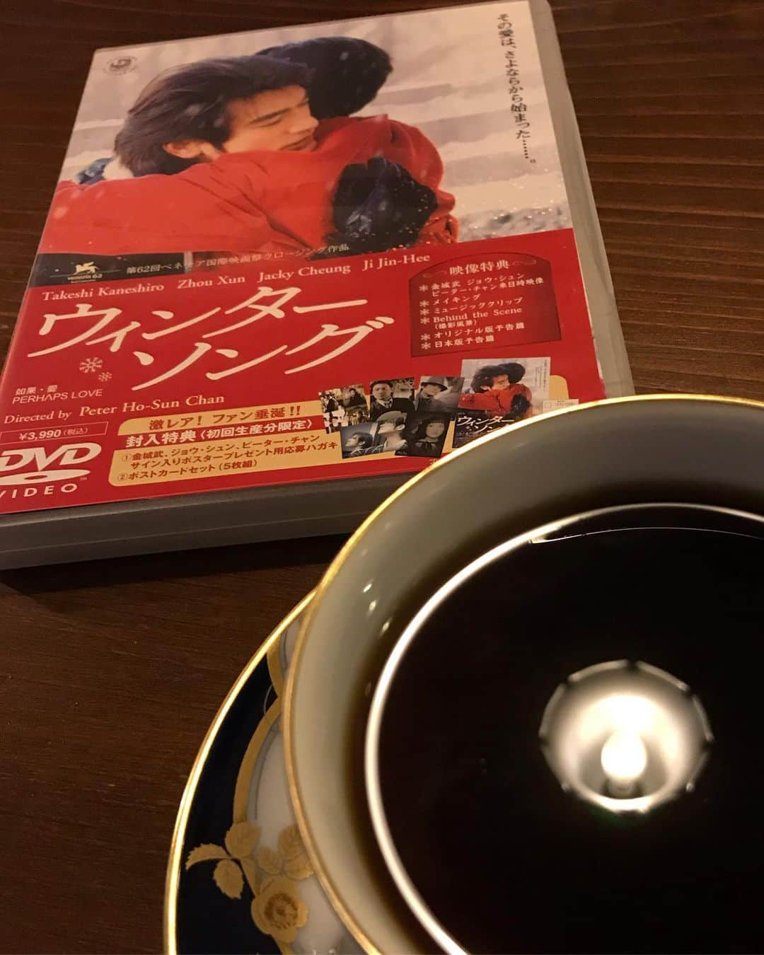 桂さんのインスタグラム写真 - (桂Instagram)「『ウィンター・ソング』あるいは『如果・愛』あるいは『Perhaps Love』  私よりもミュージカル耐性の強い、年間５０日ほども観劇する友人に会った際『ウィンター・ソング』について語り、ＤＶＤをその場で貸すという展開になる。  こうやって『ウィンター・ソング』の名が、広く知れ渡ればいいのだが。  #perhapslove #takeshikaneshiro #zhouxun #jackycheung #jijinhee #musical #musicalmovie #movie #dvd #coffee #cupandsaucer #porcelain #okuratouen #okuratoen #rose #danke #ウィンターソング #映画 #中国映画 #ミュージカル映画 #チジニ #コーヒー #珈琲 #大倉陶園 #薔薇 #バラ #ばら #磁器 #ダンケ #ジョウシュンってどこかで聞いた名前だと思いきやcsiのアーチーと結婚した女優だったことに気づいて驚く」5月16日 22時41分 - astrology_tarot