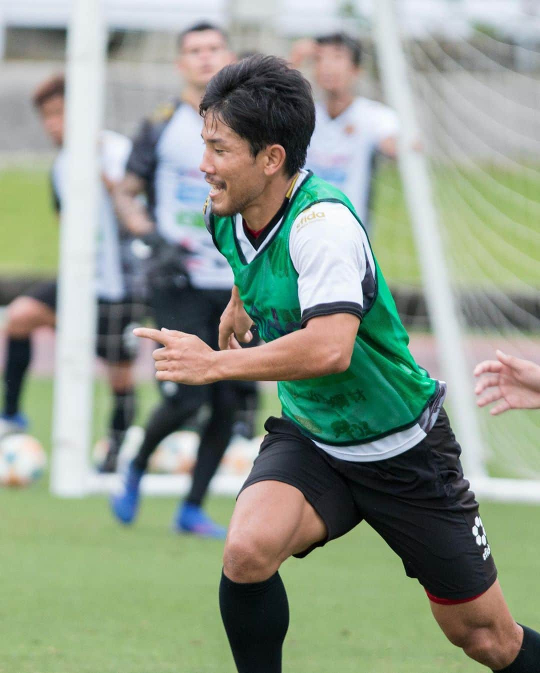 FC琉球さんのインスタグラム写真 - (FC琉球Instagram)「⚽️ 久しぶりに練習風景を... 沖縄は本日梅雨入りしました。 . . #FC琉球」5月16日 22時42分 - fcryukyu