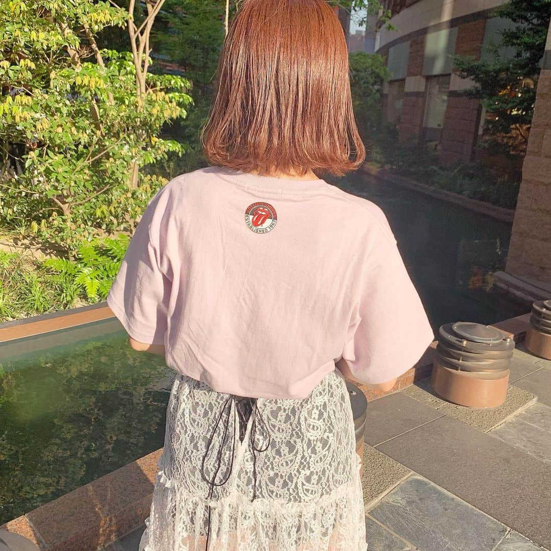 朝長美桜さんのインスタグラム写真 - (朝長美桜Instagram)「SNIDEL×ローリングストーンズのコラボTシャツ🌷﻿ くすみピンクに赤のロゴが可愛い🌸✨﻿ ﻿ ショートパンツとレースがセットになってるよ🧚‍♀️﻿ 取り外しもできるよ〜﻿ レースが涼しげでコーディネート全体を﻿ 可愛くガーリーに見せてくれるポイントになってくれます💫﻿ ﻿ どちらもバックスタイルまで可愛い❤︎﻿ さりげないローリングストーンズのロゴと﻿ スカートは、編み上げリボンになってるよ🎀﻿ ﻿ ﻿ 甘辛コーデ🥰﻿ ﻿ #miocode#SNIDEL#スナイデル#ローリングストーンズ#キャナルシティ博多#Tシャツ#merryjenny#メリージェニー#タピオカ#タピオカドリンク#タピオカミルクティー#イヤリング#ハンドメイドイヤリング#ハンドメイドアクセサリー」5月16日 22時42分 - miochan_0517