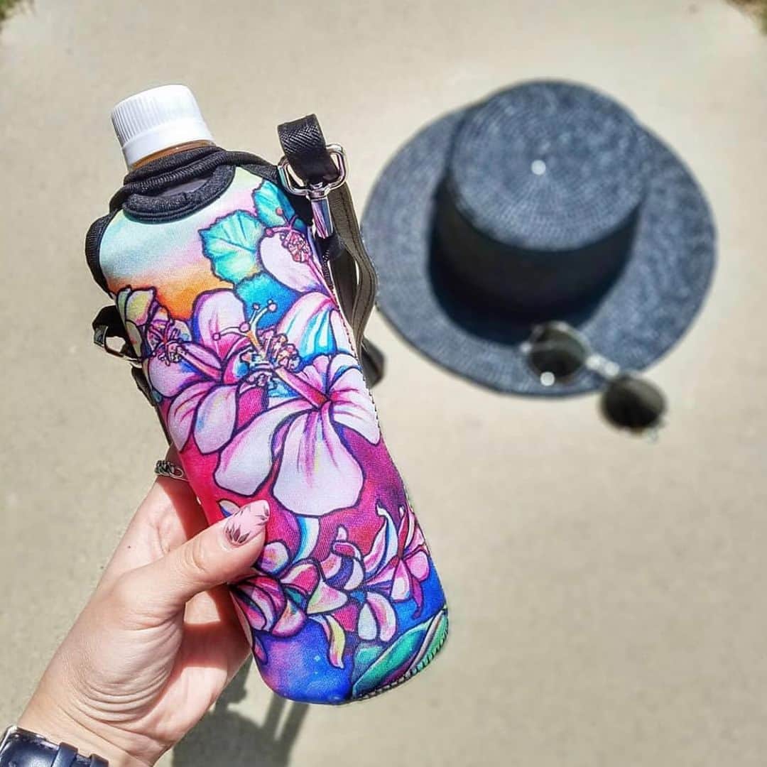 ラレイアのインスタグラム：「🌺 Colleen Wilcox × La Leiaコラボのアートボトルホルダーが大人気😍✨ ・ ショルダーベルト付きなのでこれからのシーズンに大活躍間違いなし😊 ・ 今なら #楽天 サイトにてお買い物マラソンも開催中です！ ポイント20倍&お得なクーポンも配布中💙 ・ ぜひCheckしてみてください🌴 ・ THANK YOU #Repost @shii_2mam ♡♡♡ ・ @laleia_official  @colleenwilcoxgallery_jp  #colleen#colleenwilcox#art#hawaii#aloha#surf#beach#fashion#laleia#ハワイ#フォトジェニック#インスタ映え#インスタ女子#アロハ#ビーチ#春#新作#海を感じる雑貨#ラレイア#ギフト#プレゼント#アート#ビーチガール#サーフスタイル#大人カジュアル#ボトルホルダー」