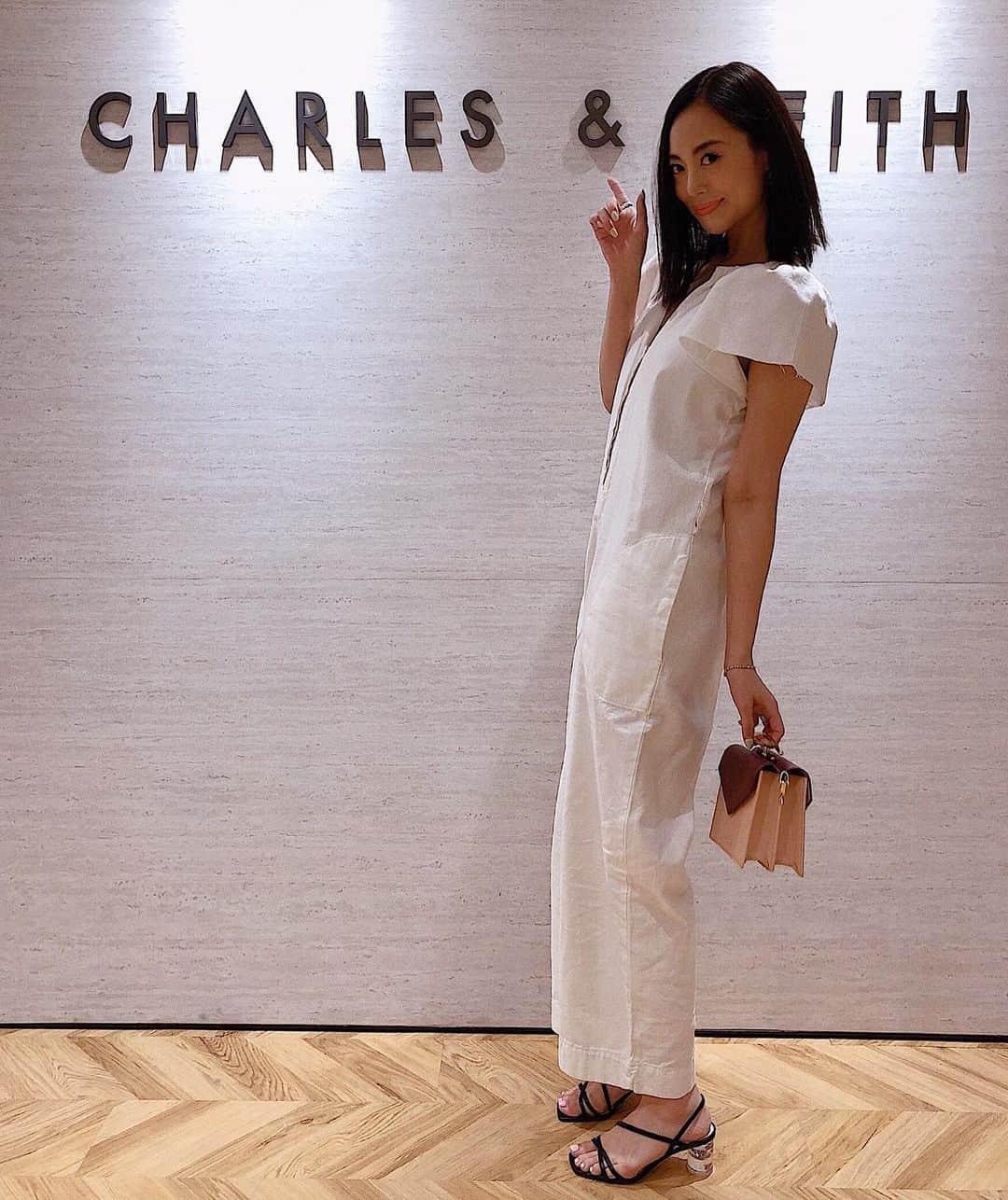 RisaWisteriaのインスタグラム：「今日は @charleskeith_jp にご招待いただいてお邪魔してきました💕 可愛いくてコスパ高すぎなbagとお靴がたくさんでテンション上がりました💕 (この写真なんか光の加減ので焼きまくってた頃の自分っぽいw)  #charlesandkeith#shoes#bag#heels#fashion」