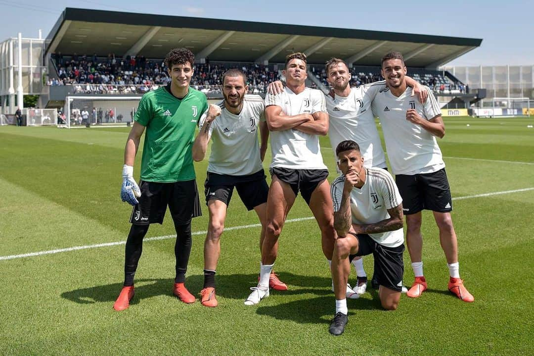 レオナルド・ボヌッチさんのインスタグラム写真 - (レオナルド・ボヌッチInstagram)「Winning team #LB19 #FinoAllaFine」5月16日 23時05分 - bonuccileo19