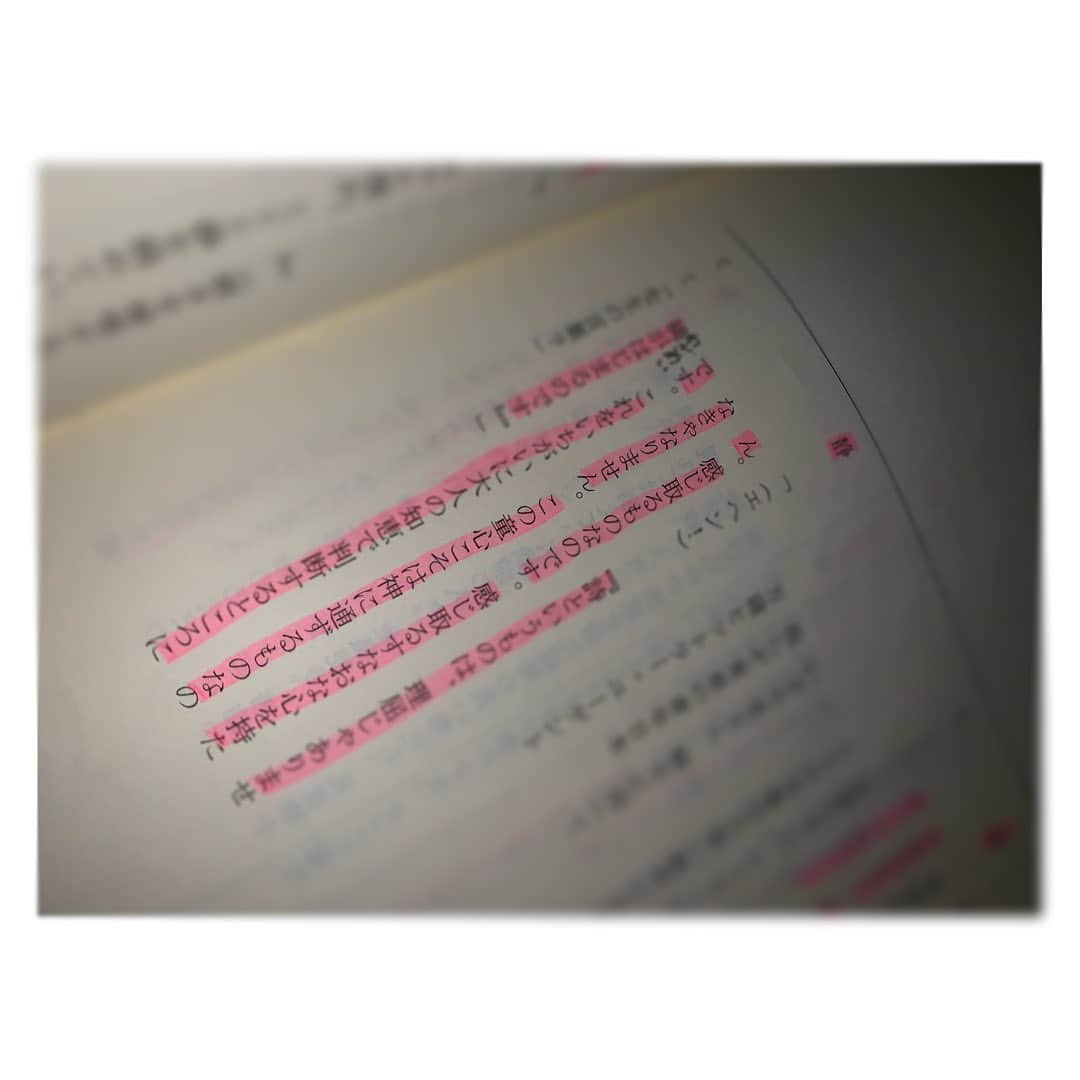 金野美穂さんのインスタグラム写真 - (金野美穂Instagram)「空に真赤な雲のいろ。 玻璃に真赤な酒の色。 なんでこの身が悲しかろ。 空に真赤な雲のいろ  #北原白秋 #詩人#邪宗門#歌人」5月16日 23時04分 - kaneno_miho