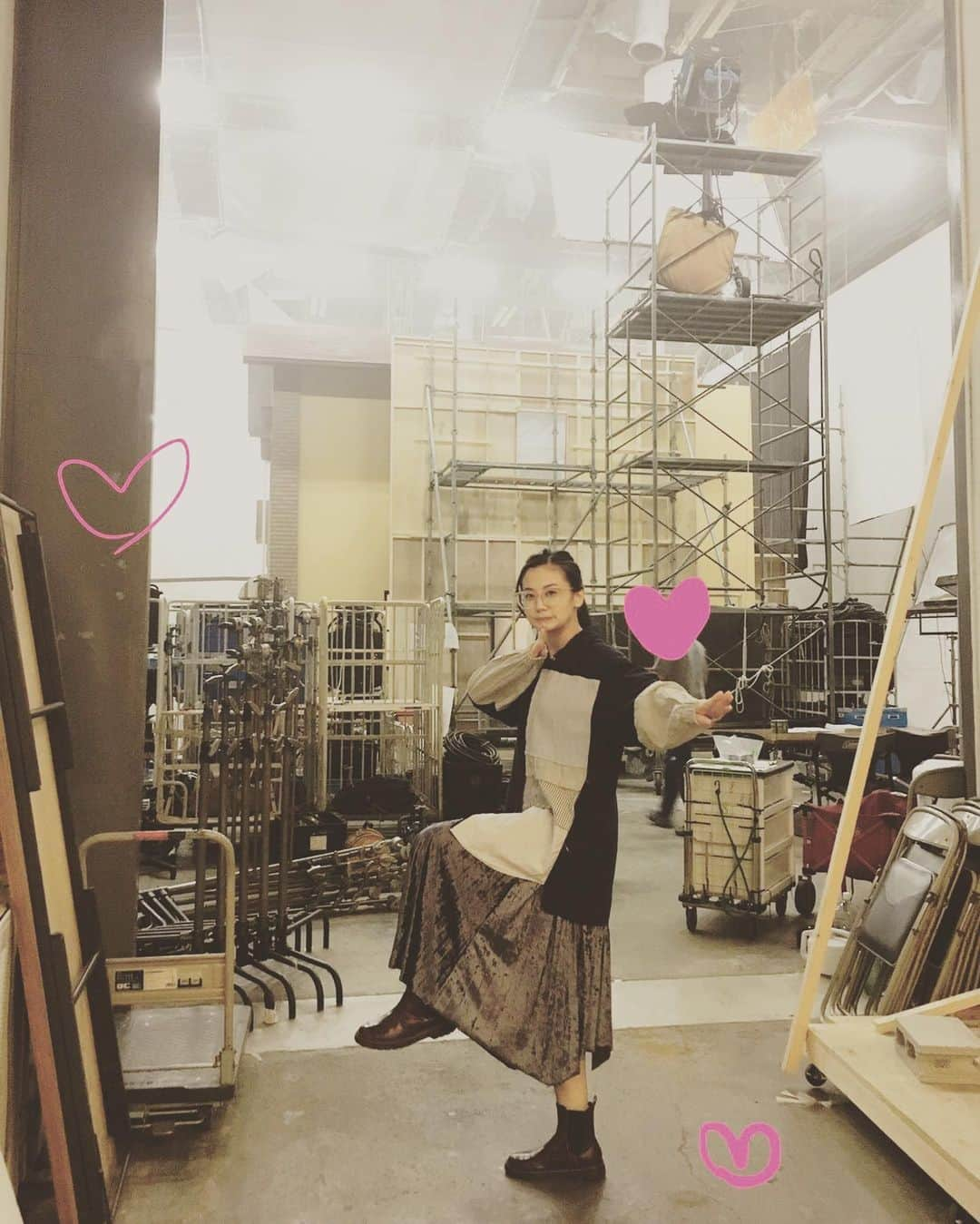 千眼美子さんのインスタグラム写真 - (千眼美子Instagram)「・ 千眼美子💫 ブログ更新しました〜✏️ 良かったらLINE BLOGも覗いてね〜✏︎ 載せた私服。スタジオにて。 おおがかりな撮影や〜。 #古着 #私服 #コーデ」5月16日 22時58分 - yoshiko_sengen