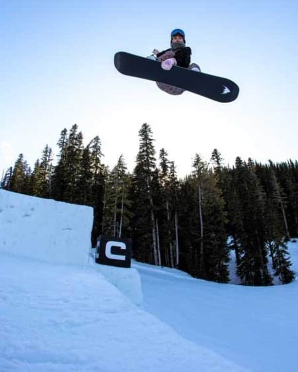 のインスタグラム：「@christinesavage on the last hit of the day at #superpark22. Who wants to take a guess at what board she's testing? 🤔 📷: @walshmt」