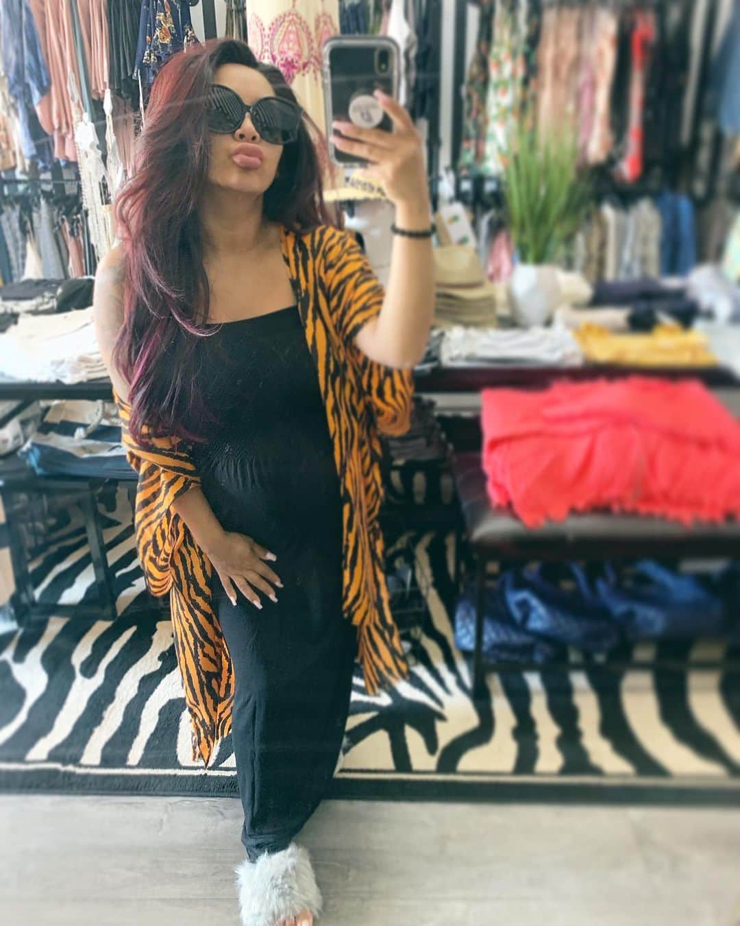 ニコール・ ポリッツィのインスタグラム：「Someone’s feeling fabulousssss (Sissy’s Voice) 🖤 @thesnookishop」