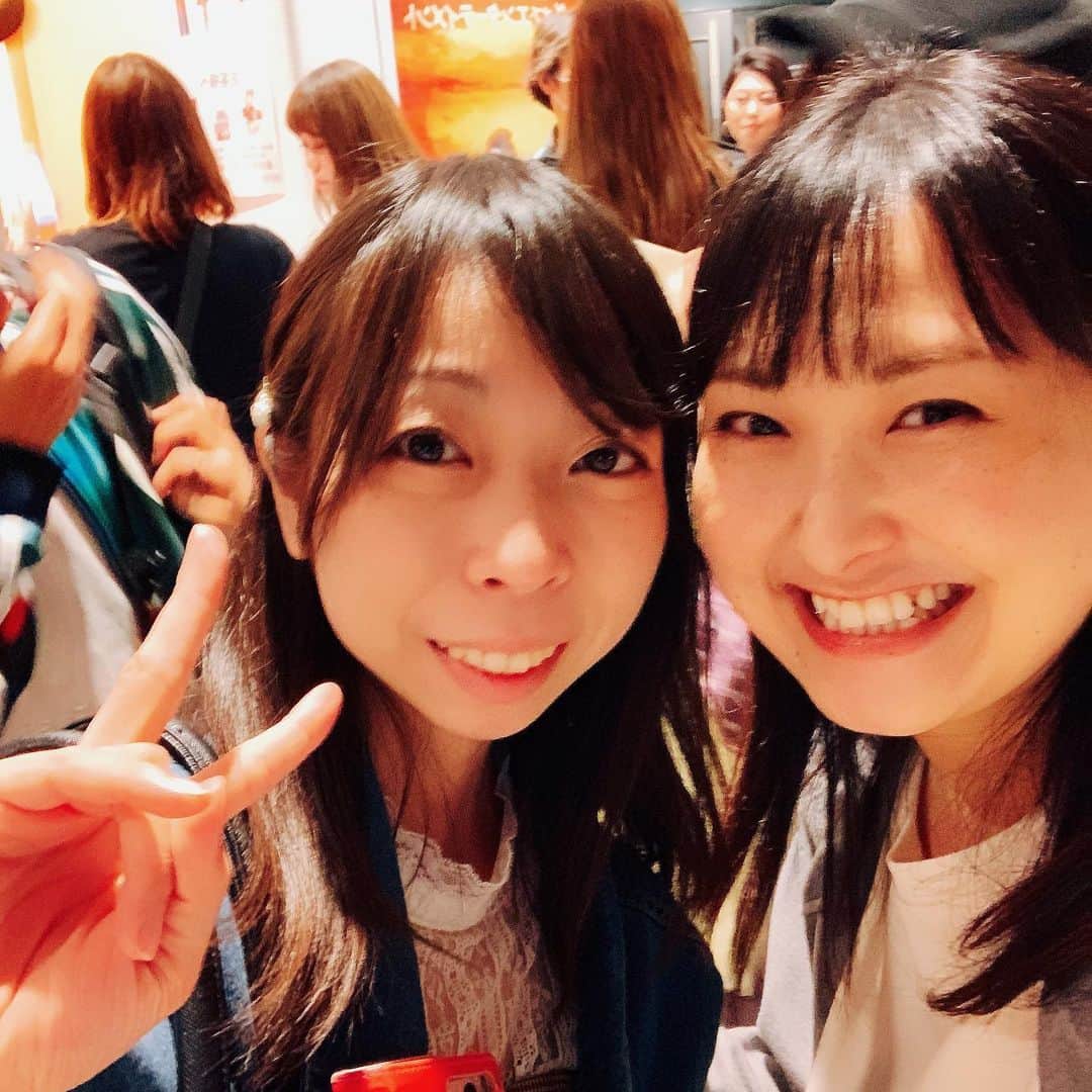 中川朋美さんのインスタグラム写真 - (中川朋美Instagram)「*⋆✈︎*⋆✈︎*⋆✈︎*⋆✈︎*⋆✈︎﻿ ﻿ ﻿ 今宵はあみちゃんとお茶してブラブラして﻿ 楽しい時間過ごしてから﻿ ﻿ ﻿ ﻿ ﻿ ﻿ 池袋HUMAXにて﻿ ﻿ ﻿ ﻿ スカンクランチャー制作ドラマ『TOKYO ARUYO』﻿ の試写会行ってきました‼️﻿ ﻿ ﻿ ﻿ ﻿ 沢山のお客様、そして仲間たちが来てくれて﻿ とても嬉しかったです！！﻿ ﻿ ﻿ ﻿ ﻿ ﻿ 撮影の時に入れ違いだった、さいとう雅子さんとも挨拶できて良かったー😄﻿ ﻿ ﻿ ﻿ ﻿ ﻿ ﻿ ﻿ ﻿ スカンクランチャーすごいな。﻿ ﻿ ﻿ ﻿ ﻿ 色んな役者さん達と出会ってきて﻿ ここまでどんどん実現してく姿って﻿ 見たことない﻿ ﻿ ﻿ ﻿ ﻿ こんな努力家2人と出会えて仕事出来て﻿ 嬉しいよ、すごく﻿ また一緒に出来るように頑張ろ！！！﻿ ﻿ ﻿ ﻿ 髪色も服装も一緒で﻿ 仲良しねーこの2人😄﻿ ﻿ ﻿ ﻿ ﻿ ﻿ ﻿ #スカンクランチャー #試写会 ﻿ ﻿ ﻿ ﻿ ﻿ *⋆✈︎*⋆✈︎*⋆✈︎*⋆✈︎*⋆✈︎」5月16日 23時08分 - 0603tomomi