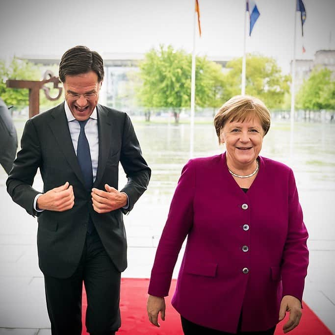 アンゲラ・メルケルさんのインスタグラム写真 - (アンゲラ・メルケルInstagram)「Goede dag, @minpres! #Kanzlerin Merkel begrüßt den niederländischen Ministerpräsidenten Mark Rutte zu Gesprächen in Berlin. Gemeinsam betonen die beiden Regierungschefs, dass man globale Probleme, wie Klimawandel, Migration und Wettbewerbsfähigkeit, nicht alleine lösen könne, sondern den anderen brauche. Klimaneutralität bis 2050 ist dabei ein wichtiges Ziel. #Niederlande #🇳🇱 #Klima #Klimawandel --- Hello, Prime Minister Rutte! Chancellor #Merkel welcomes the Dutch Prime Minister for talks in #Berlin. Together, the two leaders emphasized their belief that global problems, like climate change, migration or competitiveness, cannot be solved by one country alone but in the cooperation with others. In this regard climate neutrality by 2050 is one important goal. #climate #climatechange」5月16日 23時10分 - bundeskanzlerin