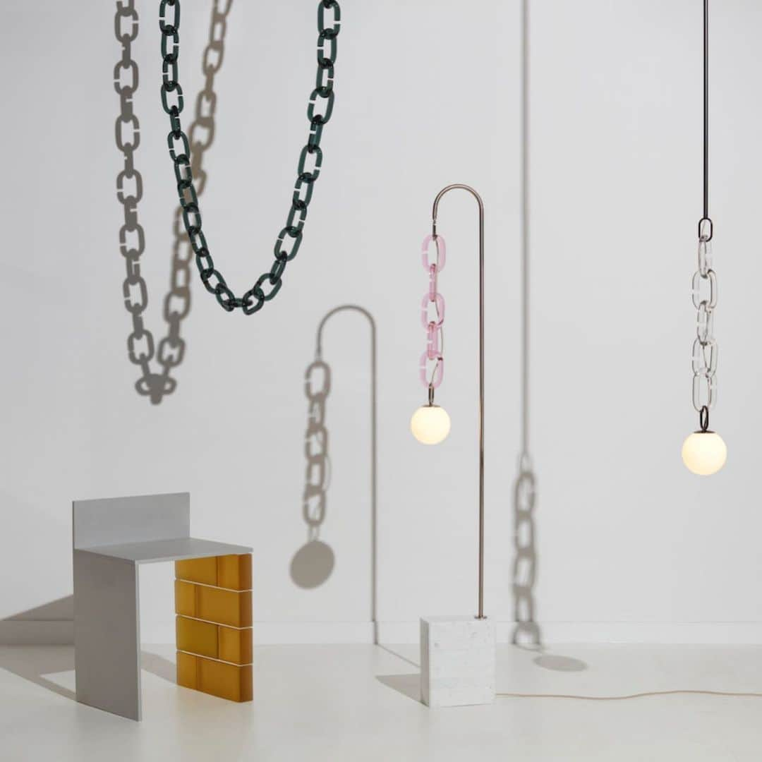 Design Milkさんのインスタグラム写真 - (Design MilkInstagram)「Cerine is a #minimalist #lighting collection designed by @trueing_studio for this year’s #nycxdesign. Each composed of handcrafted glass chains as the core design element, the series consists of two pendants, a floor lamp, and a sconce. \\\ designmilk.com \\\ photos by @lauren___coleman」5月16日 23時11分 - designmilk