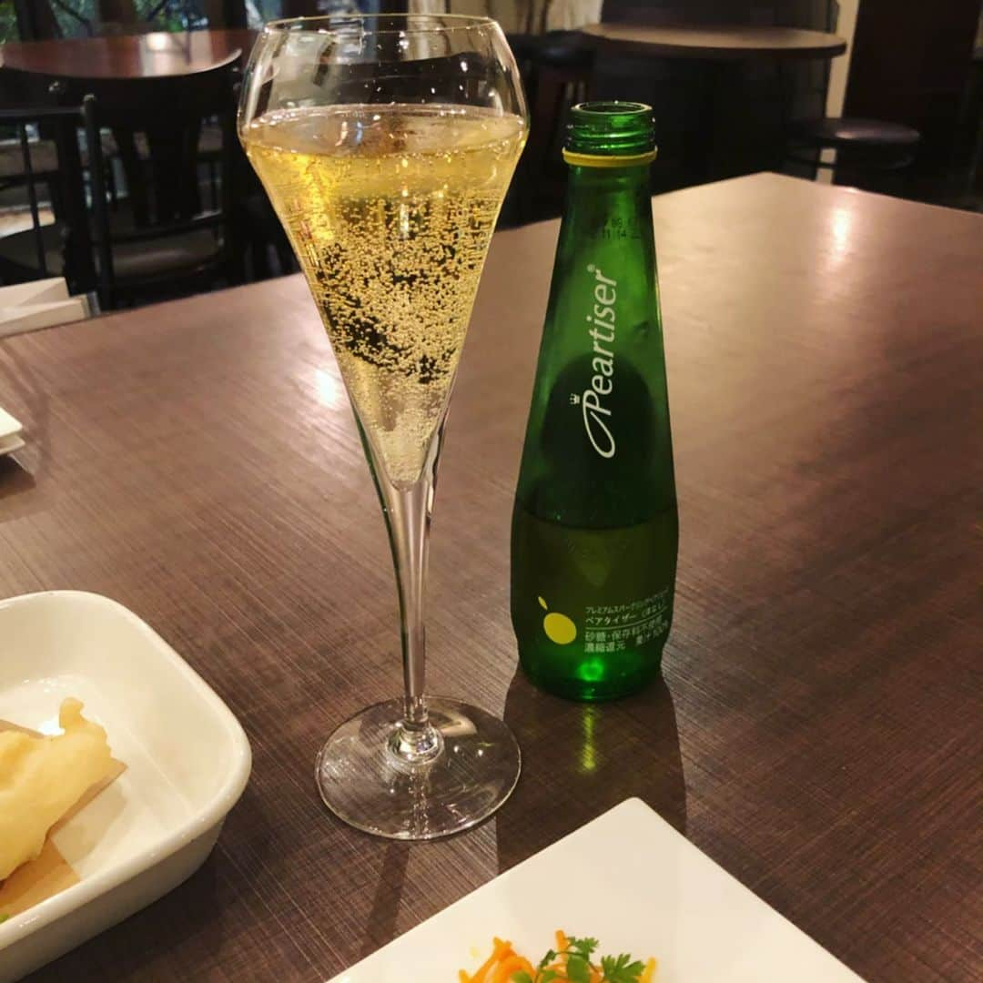 世手子さんのインスタグラム写真 - (世手子Instagram)「Enjoy popular bistro food and wine at reasonable prices "Popular bistro"(*≧∀≦*) I am always happy to receive comments(๑˃̵ᴗ˂̵) Everyone is very grateful(#^.^#) https://tabelog.com/tokyo/A1315/A131502/13231817/ BISTRO #pleaserequest #プリーズリクエスト @please.request31 に行ってきたよ(*☻-☻*) #大森駅 から徒歩2分の近さ（≧∇≦） #大森グルメ でこんなオシャレなお店があったなんてっっ お店一押しのフォアグラの入った田舎風パテも濃厚でしたっっ #丸ごとトマト の #自家製ピクルス もメチャおしゃれっっ #アンチョビポテト #サワークリーム 乗せも柔らかくて美味しかったよー(*^ω^*) #長芋のピクルス は梅ソースが決めてで食欲そそるん(〃ω〃) 野菜のオーブン焼きもたっぷり野菜が贅沢でヘルシー(●´ω｀●) #本日のキッシュ もまろやかでしたょっっ #メキシカンピッツァ " #ケサディージャ "も辛くてうまーっっ デザートはアイスの盛り合わせっっ ピスタチオとぶどうにしたよ\(//∇//)\ 素敵空間でしたっっ 是非行ってみてね=(^.^)= #イタリア料理店 #フランス料理🇫🇷 #イスラエルワイン #フォアグラパテ」5月16日 23時21分 - rojide