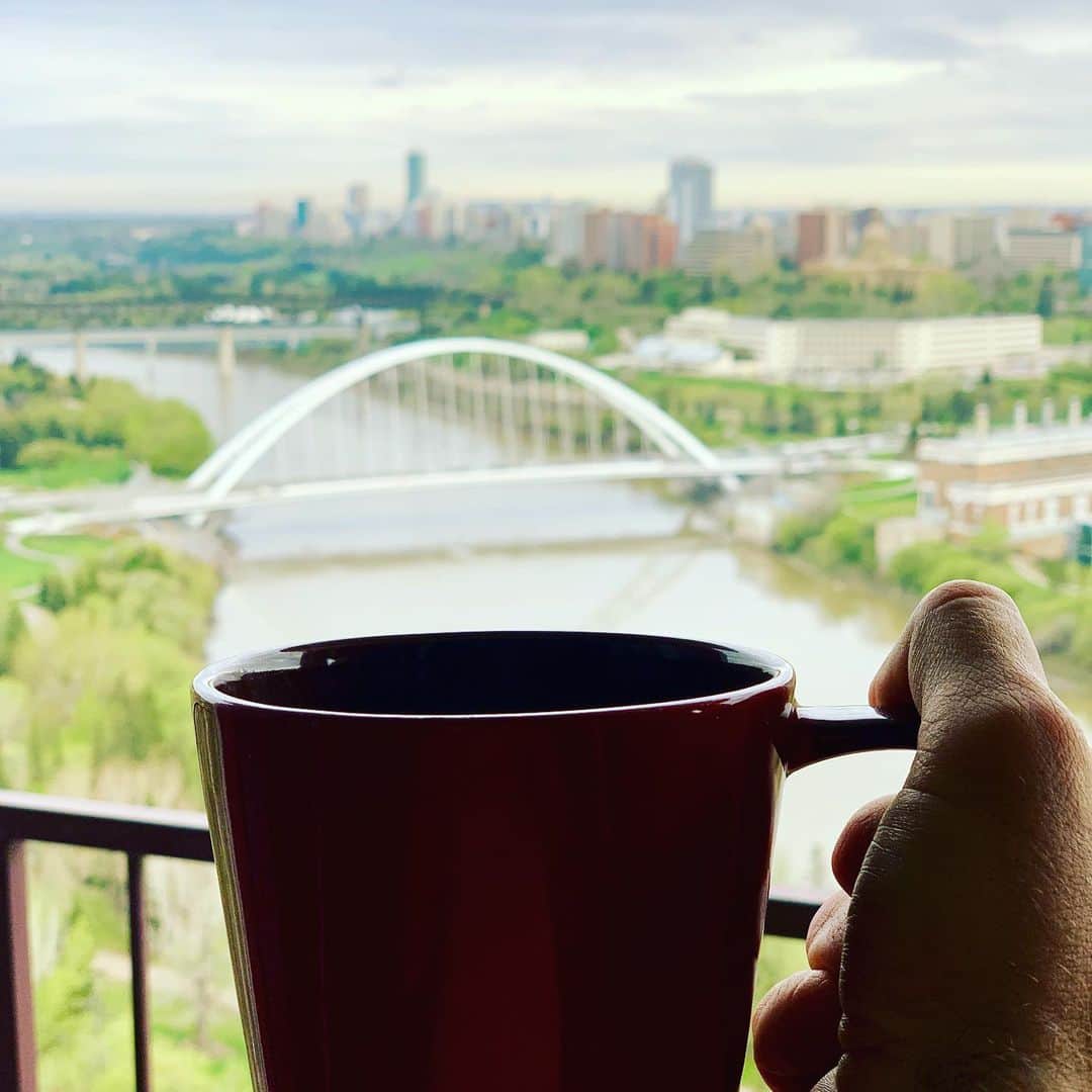 ヴォーン・チピアーのインスタグラム：「Good morning #edmonton. #terribleview #morecoffeeplease #saskatchewandrive #goodmorning」