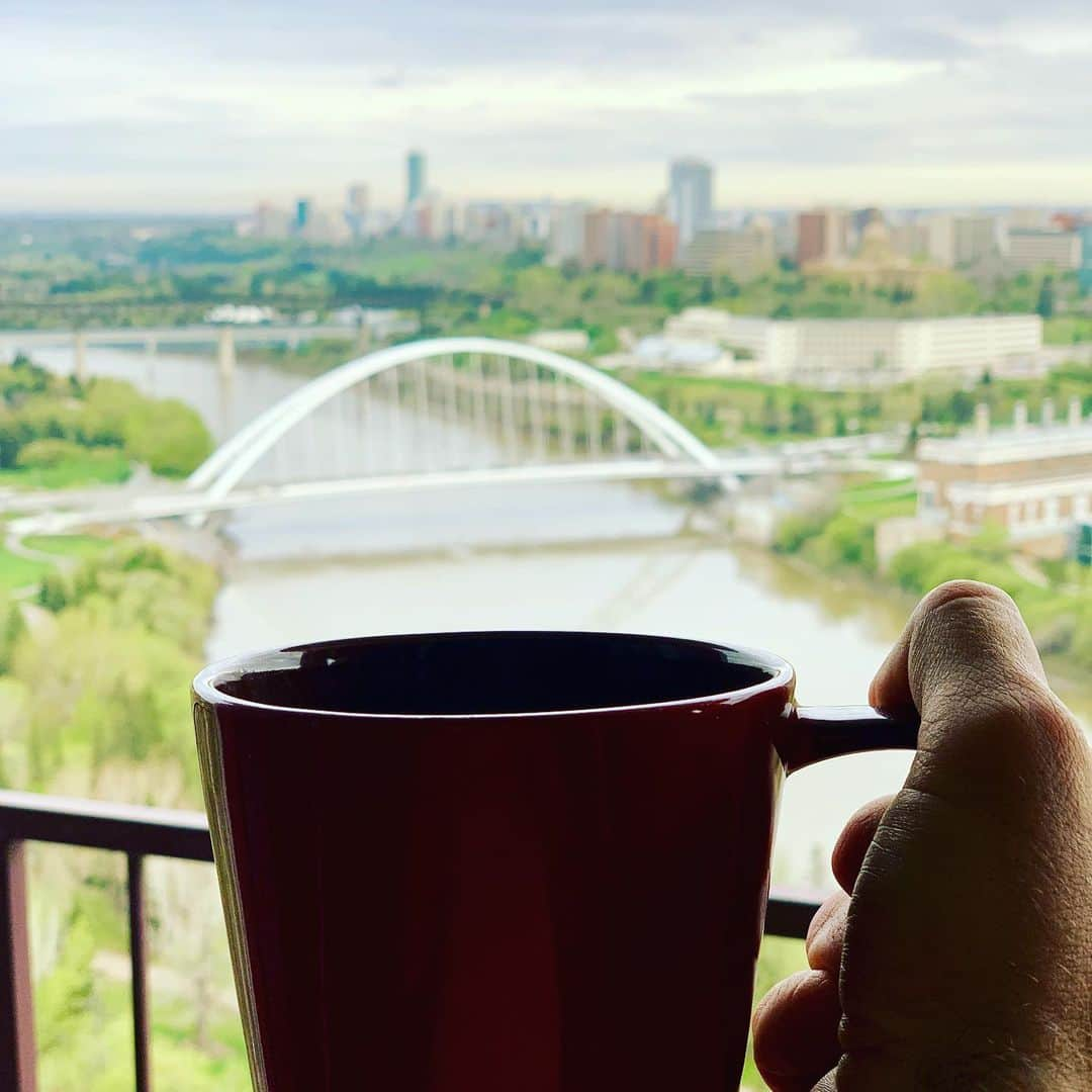 ヴォーン・チピアーさんのインスタグラム写真 - (ヴォーン・チピアーInstagram)「Good morning #edmonton. #terribleview #morecoffeeplease #saskatchewandrive #goodmorning」5月16日 23時17分 - vchipeur