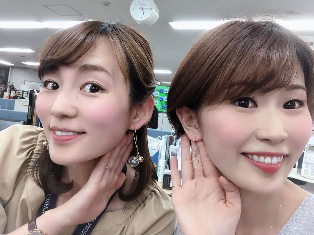 小松千絵さんのインスタグラム写真 - (小松千絵Instagram)「#HIJI工房 さんのアクセサリー✨ 先輩アナウンサー方に加え、 これから私もアクセサリー提供をして頂けることになりました！大変ありがたいです♡ 届いたピアスを早速つけて三浦さんと写真撮影✨  ステキなアクセサリーばかりで、これからどんなお洋服に合わせようかとワクワクしています♬ わたし好みの存在感あるものはもちろん、カジュアルなスタイルから、上品なスタイルにも合わせられるオシャレなアクセサリーが揃っていますよ😍  HIJI工房さんのアカウントです✨ @hijiki131  #山梨 #アクセサリー #ピアス #ピアス女子  #アクセサリー女子 #アナウンサー #三浦実夏 #小松千絵」5月16日 23時23分 - komao_chie