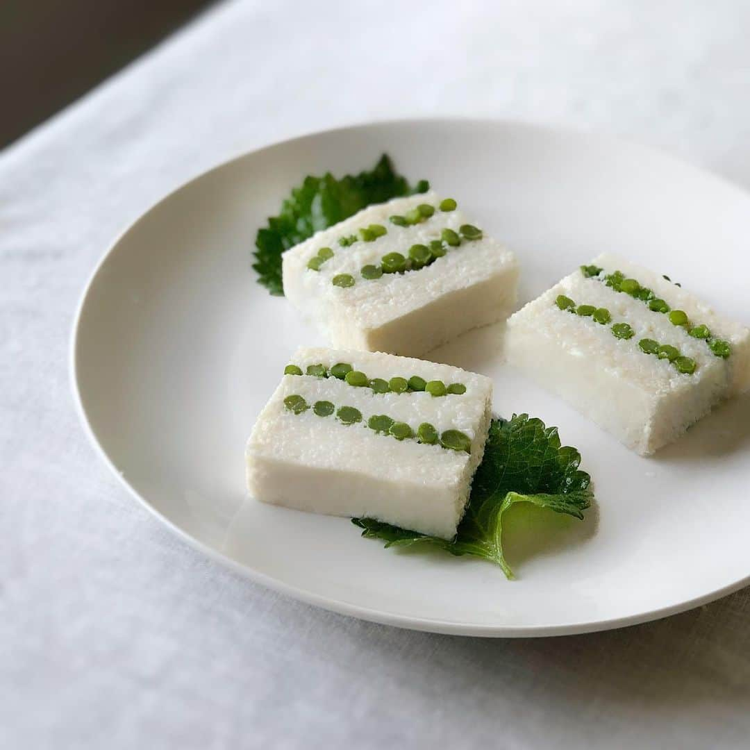 Chinamiさんのインスタグラム写真 - (ChinamiInstagram)「Japanese dinner for my sons.  Terrine of scallops and asparagus #foodphoto #foodstagram #food 昨日の晩ごはん ホタテとアスパラガスのテリーヌは小さめの琺瑯容器で。スティックケーキは中サイズを使用、琺瑯容器って冷凍・直火・オーブン・湯せんと何でも使えて本気で助かってます。🙌🏻 . . というか、prじゃないですよ😅 日々使いながら、つくづく便利さ感じてます！ #晩ごはん #テリーヌ #スティックケーキ #野田琺瑯」5月16日 23時27分 - chinamiphoto