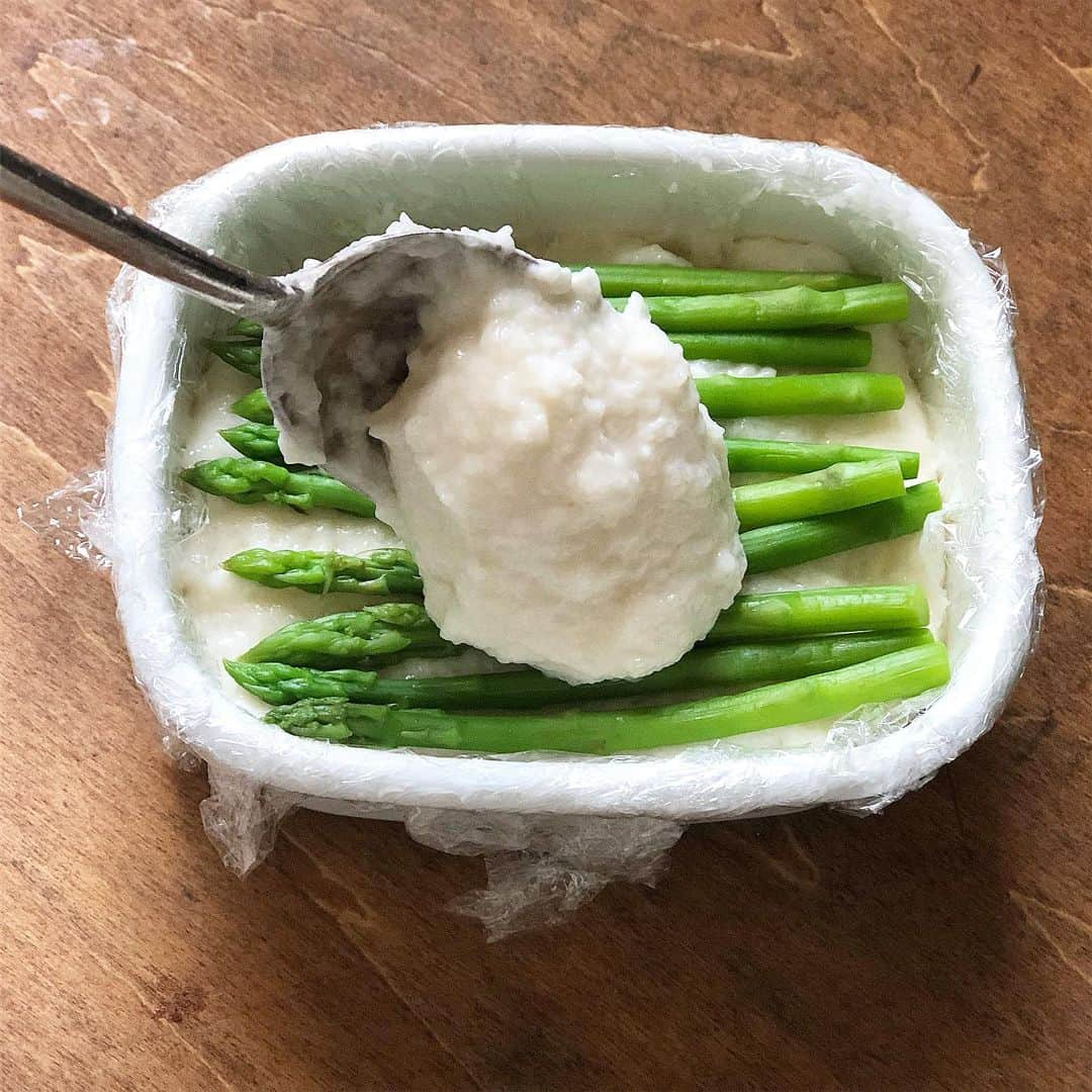 Chinamiさんのインスタグラム写真 - (ChinamiInstagram)「Japanese dinner for my sons.  Terrine of scallops and asparagus #foodphoto #foodstagram #food 昨日の晩ごはん ホタテとアスパラガスのテリーヌは小さめの琺瑯容器で。スティックケーキは中サイズを使用、琺瑯容器って冷凍・直火・オーブン・湯せんと何でも使えて本気で助かってます。🙌🏻 . . というか、prじゃないですよ😅 日々使いながら、つくづく便利さ感じてます！ #晩ごはん #テリーヌ #スティックケーキ #野田琺瑯」5月16日 23時27分 - chinamiphoto