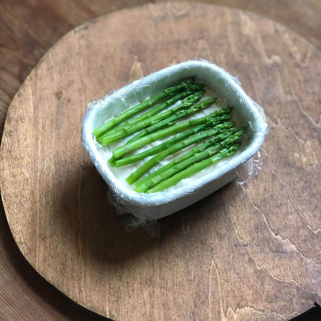 Chinamiさんのインスタグラム写真 - (ChinamiInstagram)「Japanese dinner for my sons.  Terrine of scallops and asparagus #foodphoto #foodstagram #food 昨日の晩ごはん ホタテとアスパラガスのテリーヌは小さめの琺瑯容器で。スティックケーキは中サイズを使用、琺瑯容器って冷凍・直火・オーブン・湯せんと何でも使えて本気で助かってます。🙌🏻 . . というか、prじゃないですよ😅 日々使いながら、つくづく便利さ感じてます！ #晩ごはん #テリーヌ #スティックケーキ #野田琺瑯」5月16日 23時27分 - chinamiphoto