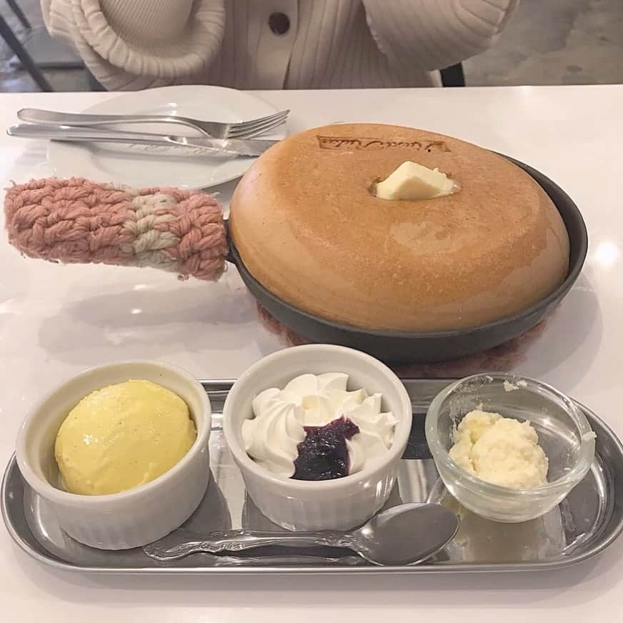 SUCLEさんのインスタグラム写真 - (SUCLEInstagram)「自由が丘の大人気のパンケーキ店 RusaRuka（ルサルカ）はもうチェックしましたか？  このカフェでぜひチェックしたいのが、「ぐりとぐらのパンケーキ」なんです♡  ぐりとぐらの絵本を読んだことがあるなら懐かしい気持ちになること間違いなしですよ✨  photo by @aika._.28  Sucle のBASEでも、Sucleのお洋服と、オリジナルの巾着ポーチを販売中なのでぜひチェックをお願いします🌷 ﻿﻿ 詳細はプロフィールのURLかストーリーズのURLからジャンプできるので、ぜひチェックしてみてください！  @sucle_ では紹介する写真を募集中👧🏻﻿﻿ ﻿﻿﻿﻿ ﻿﻿﻿﻿﻿﻿﻿﻿﻿﻿﻿﻿ タグ付けやハッシュタグをつけてくれた投稿からもピックアップした写真をリポストしています！﻿﻿﻿﻿﻿﻿﻿﻿﻿﻿﻿﻿﻿ #sucle をつける か このアカウントをタグ付けして投稿してね📸  #東京 #toukyou #自由が丘 #RusaRuka #ルカルサ #カフェ #東京カフェ #自由が丘カフェ #パンケーキカフェ #おすすめカフェ #パンケーキ専門店 #カフェ好き #スイーツ #パンケーキスイーツ #甘党 #カフェ巡り #カフェ部 #カフェさんぽ #おしゃれカフェ #お洒落カフェ #今日の一枚 #food #yummy #おいしい #instafood #カフェタイム #カフェスタグラム #カフェ好きな人と繋がりたい」5月16日 23時27分 - sucle_