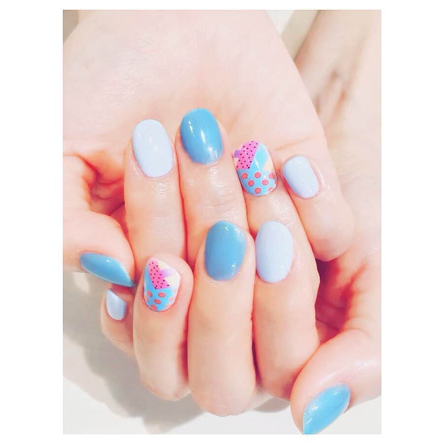 藤森香衣さんのインスタグラム写真 - (藤森香衣Instagram)「今週末から来週にかけての気分💅  今日、ネイリストさんが教えてくれたんですが、 #MANWITHAMISSION  の横浜アリーナ会場に、スタンプネイルのブースが出て、 (2枚目の写真) MWAM公認オリジナルデザインのスタンプネイルが出来るんだって🐺✨ ・ プリンター🖨だから1本5分でできるし、 オフする時に、シールのように剥がせるタイプもあるそう。 オリジナルネイルチップも1枚プレゼント❣️ ・ ゼヒオ立チ寄リクダサイ(｢ﾟДﾟ)｢ｶﾞｳｶﾞｳ  これ、マジで羨ましい… 【推しのネイルが出来る】って、 それでライブ観るとか、帰宅しても楽しすぎるでしょう！(妄想)  他のアーティストさんも、やってくれたらいいのに😍  #MANWITHAMISSION #MWAM #ガウラーさんと繋がりたい #マンウィズ #マンウィズアミッション  #thednart #stampnail #nail #dagitalnailart #digitalnail  #ネイル #美容 #時短ネイル  #シェラック #スタンプネイル #銀座 #ネイルデザイン #ファン #ファン心理 #羨ましい」5月16日 23時29分 - kaefujimori