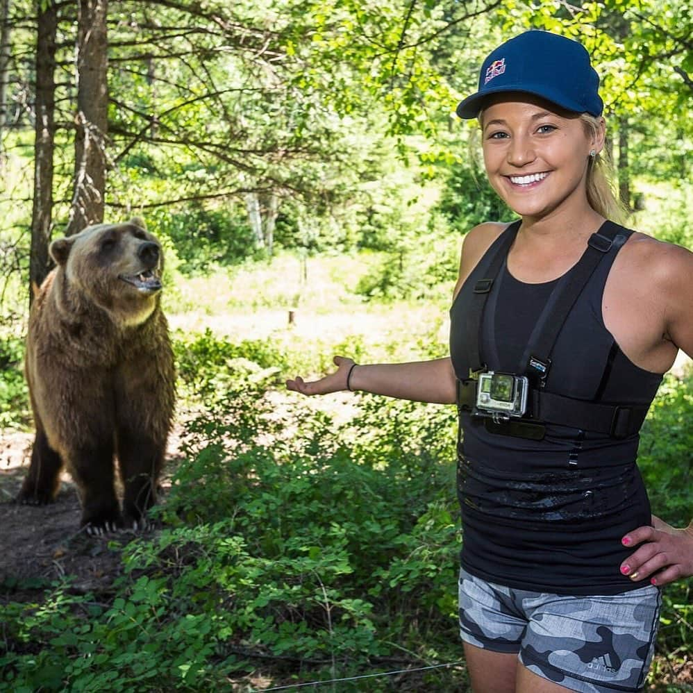 サッシャ・ディギーリアンさんのインスタグラム写真 - (サッシャ・ディギーリアンInstagram)「That time we hung out with Bart the Grizz 🐻 @redbull high performance camp 😁 #tbt  In support of @vital_ground - a land trust that conserves and connects habitat for grizzly bears and other wildlife. Vital Ground teams up with communities to prevent conflicts between bears and people.」5月16日 23時39分 - sashadigiulian