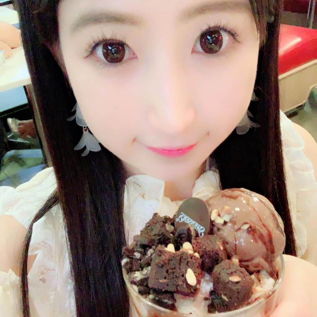 谷麻由里さんのインスタグラム写真 - (谷麻由里Instagram)「🐘Thailand🐘  ライブでタイに来ています✈️ タイにある🍨ICE🍨 をみんなで食べました✨🏰 まゆは、かき氷の上にチョコアイスとブラウニーとオレオクッキーが乗ってるのを注文🥝  そして！！ お米の入ったアイスを一口もらったんだけどびっくりした！ 味はデザートぽいんだけど食感がどうしてもご飯粒でだめだった😢 でも味はもち米ごめだからおいしい！」5月16日 23時39分 - mayusamatokeiyaku