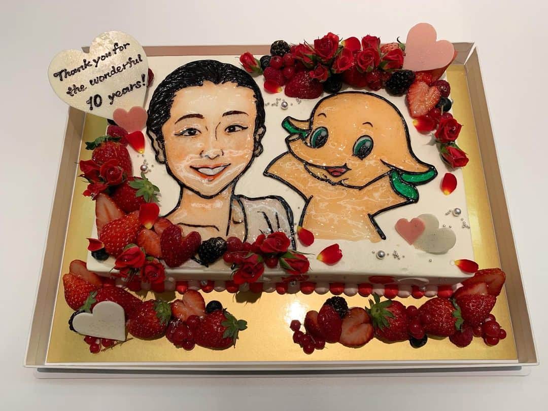 浅田真央さんのインスタグラム写真 - (浅田真央Instagram)「佐藤製薬さんから、10年目の記念ケーキとお花を頂きました！ありがとうございました！」5月16日 23時33分 - maoasada2509