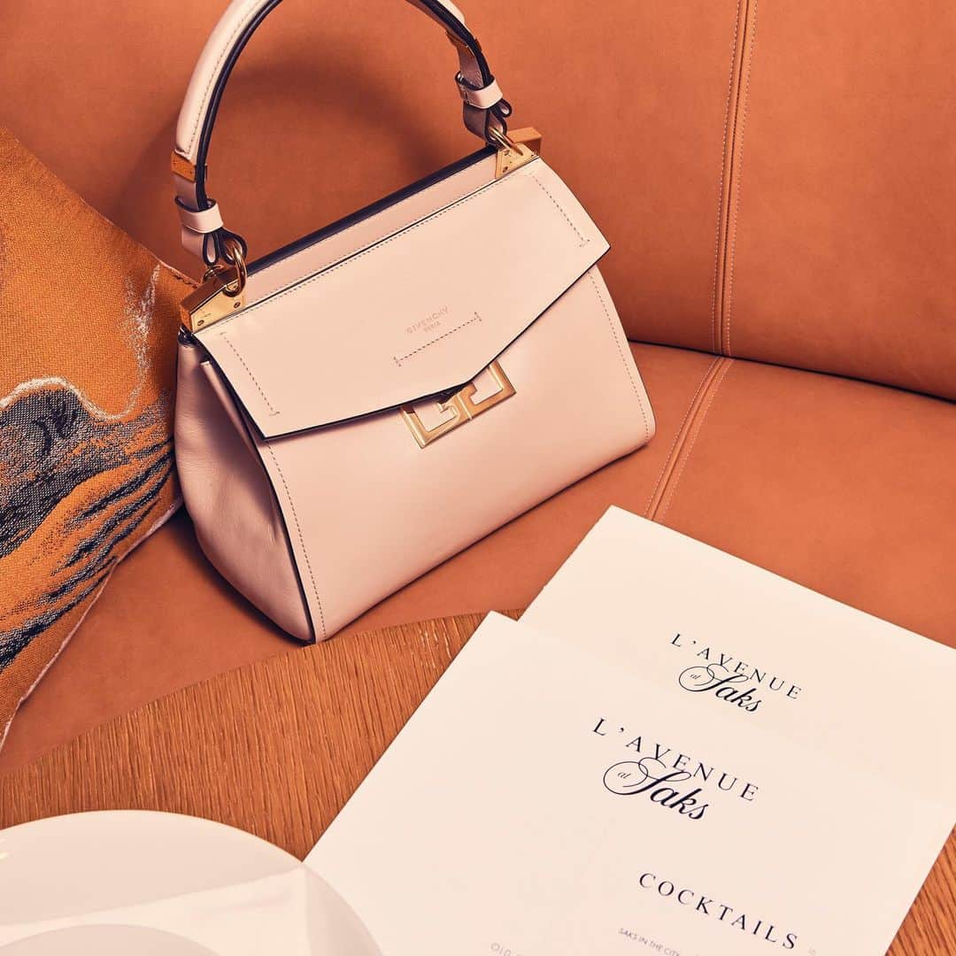 Saks Fifth Avenueさんのインスタグラム写真 - (Saks Fifth AvenueInstagram)「HANDBAG HEROES: @givenchyofficial’s new Mystic bag, inspired by @clarewaightkeller’s recent haute couture collection is the perfect plus-one for an evening of cocktails at @lavenueatsaks and Le Chalet.」5月16日 23時34分 - saks