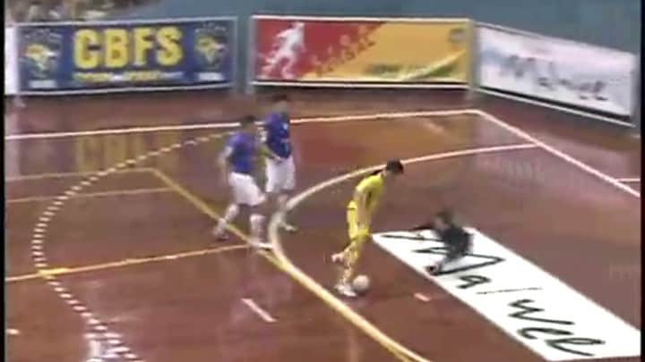 アレッサンドロ・ローザ・ヴィエイラのインスタグラム：「VÍDEO- #TBT @jaraguafutsal x Corinthians em 2009 😀 3 gols,será que teve golaço? 🤷🏻‍♂️ 👑#OREI 👑  Edição - @adonias」