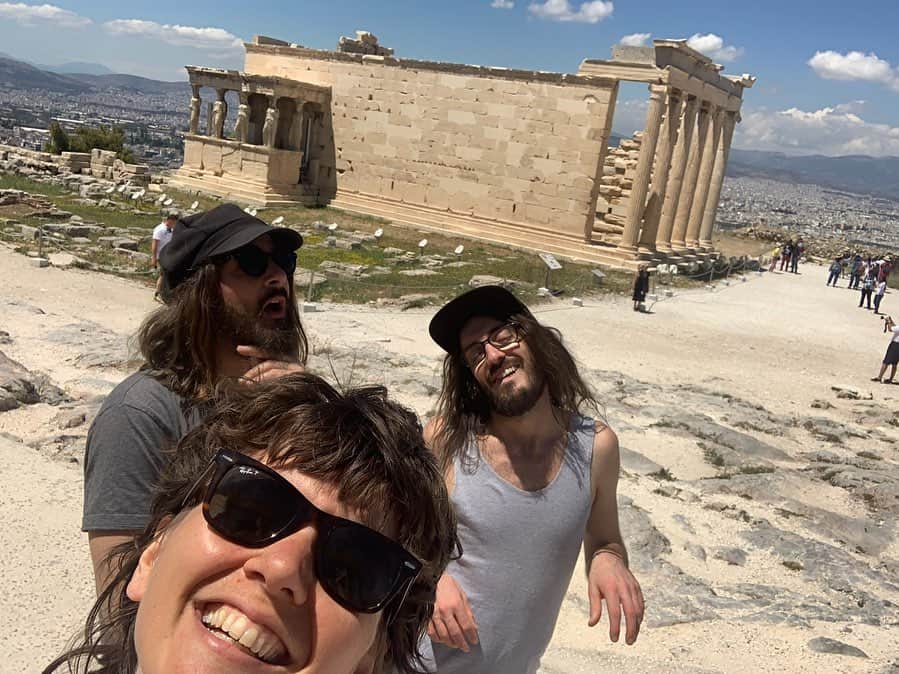 コートニー・バーネットのインスタグラム：「Athens we here!! 🇬🇷❤️☀️ see you tonight at Fuzz Club. Doors 8pm. Amalia 9:15pm. Cb 10:15pm. Poster for sale at merch desk by @annie_walter 🧡」