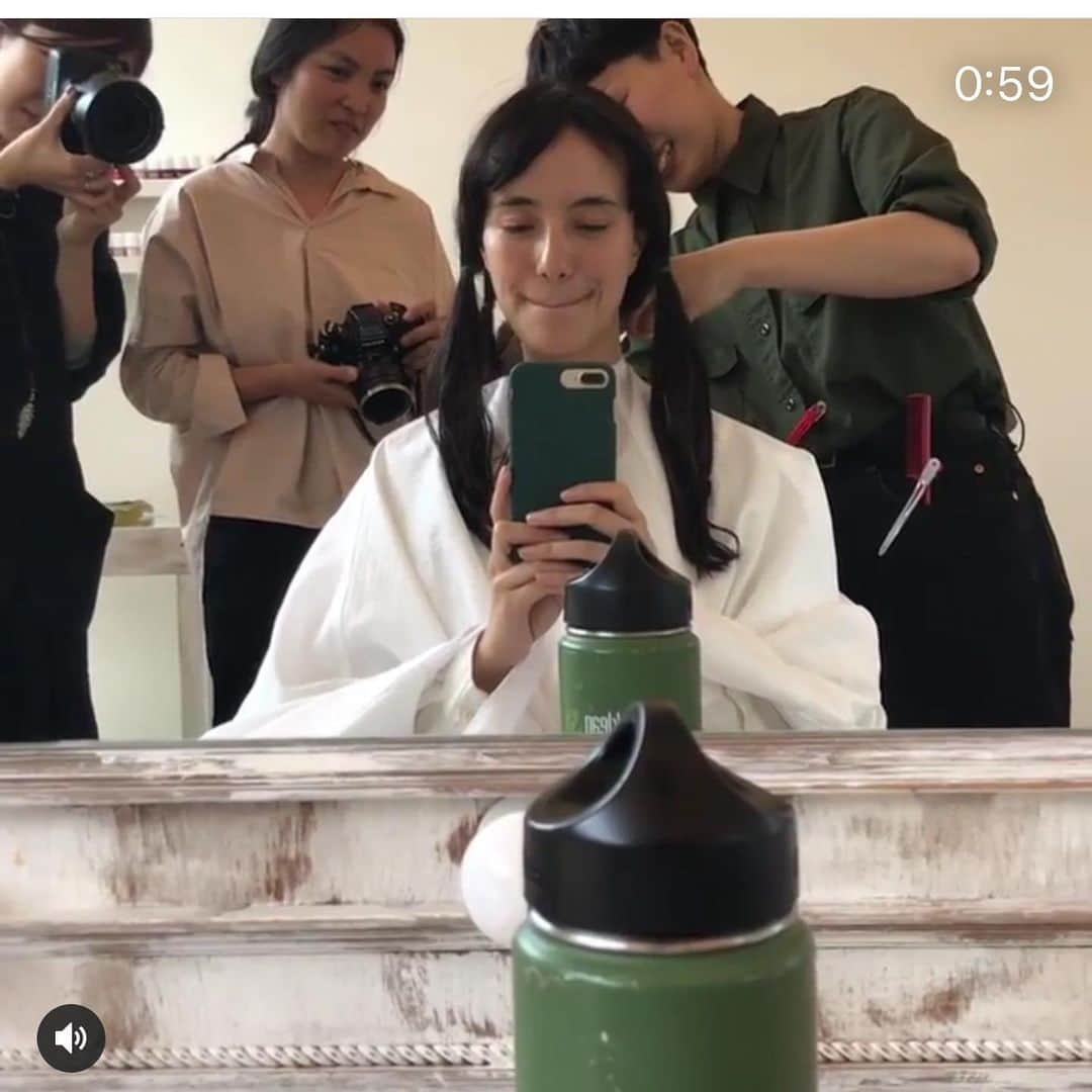 松浦美穂さんのインスタグラム写真 - (松浦美穂Instagram)「モデルの小野リリアンちゃん…birthday hair donation.  彼女の親友がずっとやっていたヘアドネーションに影響を受け… 「30歳の誕生日に30cm以上髪を切る！」と…it just day.  Clean Simple Smartの撮影にも… カメラマンのHalちゃんや、31cm切ってくれたTWIGGYスタッフのアオイちゃんと、一切り毎に奇声をあげたり笑ったり…シリアスになったり…  ワクワクドキドキしながら最後は潔くショートに‼️ 何て素敵な女性…更に輝いた…✨✨ #小野リリアン #css #ヘアドネーション #ヘアドネーションは31cmから #JHD&C #自分にやれる社会貢献 #19歳以下の癌や病気によってwigを必要としている子供達へ #halkuzuy #kaihikiji #twiggytokyo #twiggycafe  #hairdonation  #hairsalon #twiggy #naturallifestyle  @ririanono  @halkuzuya  @kaihikiji  @twiggy_aoi  @twiggytokyo」5月16日 23時48分 - twiggy_mihomatsuura