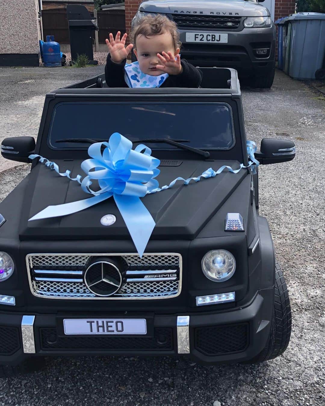 キャメロン・ボースウィック＝ジャクソンのインスタグラム：「happy 1st birthday theo, daddy loves you❤️」