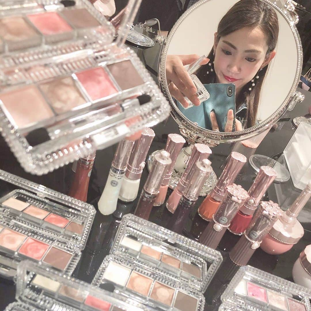 那須愛里さんのインスタグラム写真 - (那須愛里Instagram)「〝JILLSTUART〟﻿ ジルの新作コスメにかこまれて💭﻿ ﻿ 8月2日(金)に発売する﻿﻿ ジルスチュアートのFallコレクションをいち早く﻿体感してきました🐈﻿﻿ ﻿﻿ “真珠”をコンセプトにすべてのコスメに﻿本物の真珠の粉末が入っているみたい!!﻿﻿ だからなのかな？💭﻿﻿ 艶感がでて光にあたるとさらにキラキラ⍤⃝✧‧˚﻿﻿ ﻿﻿ ﻿ 上質な光沢感をイメージしたパールとピンクゴールドが基調とされたラインの﻿ Eternal Couture Collection﻿ ﻿ ﻿タッチアップもしていただいたよ﻿ アイシャドウ// 01 never ending love﻿ リップ// 02 baroque rose﻿ チーク// 02 tearful angel﻿ ﻿ パッケージデザインもあいかわらず可愛い﻿ ジル♡﻿ ﻿発売は2ヶ月先です。﻿ 売り切れる前に急がないとー!!﻿ ﻿ #jillstuartbeauty #eternalcouture﻿﻿ #JILLSTUART #eternalcoutureeyes #neverendinglove﻿﻿ #ジルスチュアート﻿﻿ #エターナルクチュールアイズ﻿﻿ #真珠アイシャドウ﻿ #エターナルクチュールアイズベルベット01﻿﻿ #ベルベット01 #アイシャドウ #カラーメイク﻿﻿ #新作コスメ #艶メイク﻿﻿ #ジルアイシャドウ﻿﻿ #ピンクメイク #秋コスメ﻿」5月16日 23時42分 - aaairixoxo